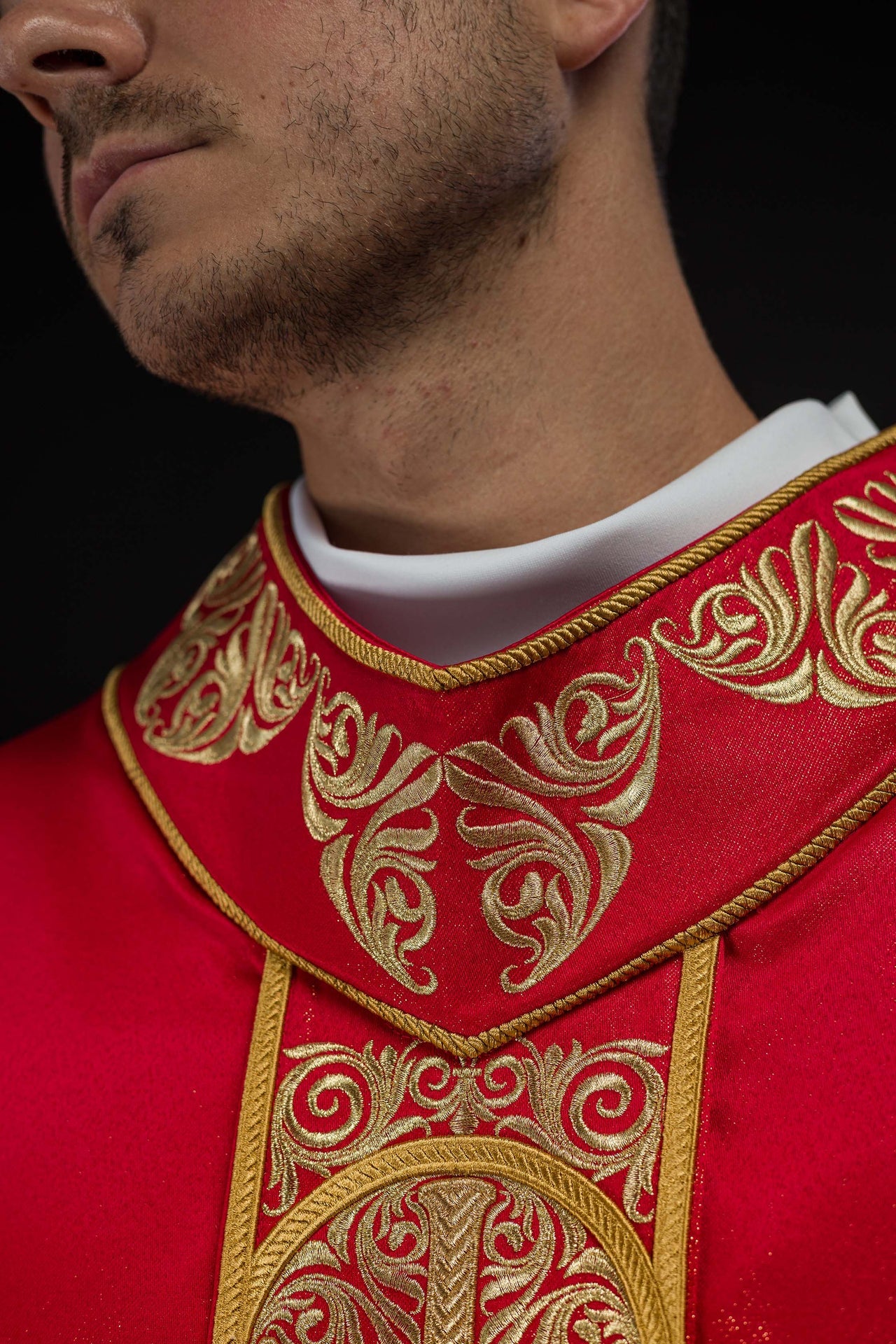 Casulla roja ricamente bordada y decorada con piedras