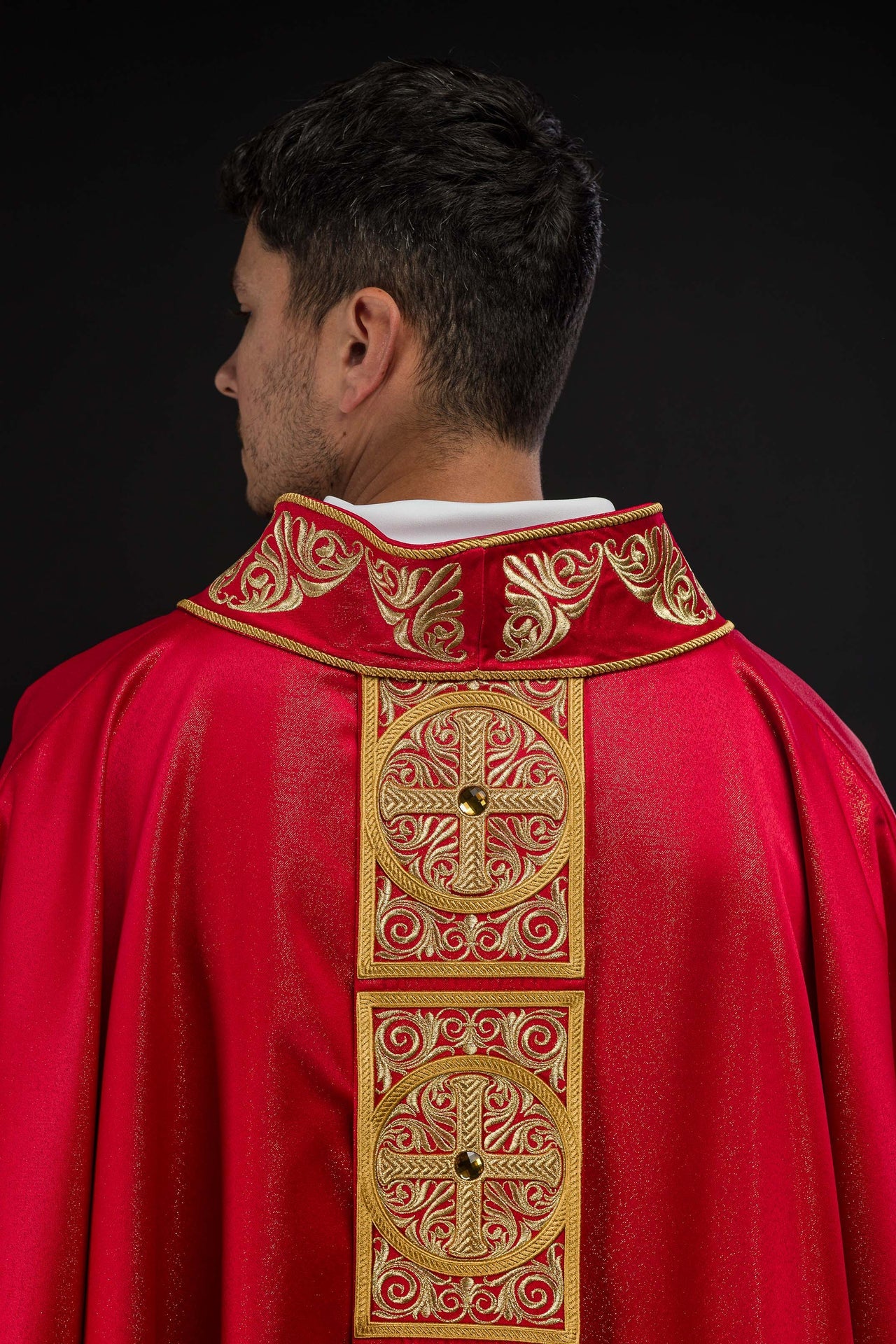 Casulla roja ricamente bordada y decorada con piedras