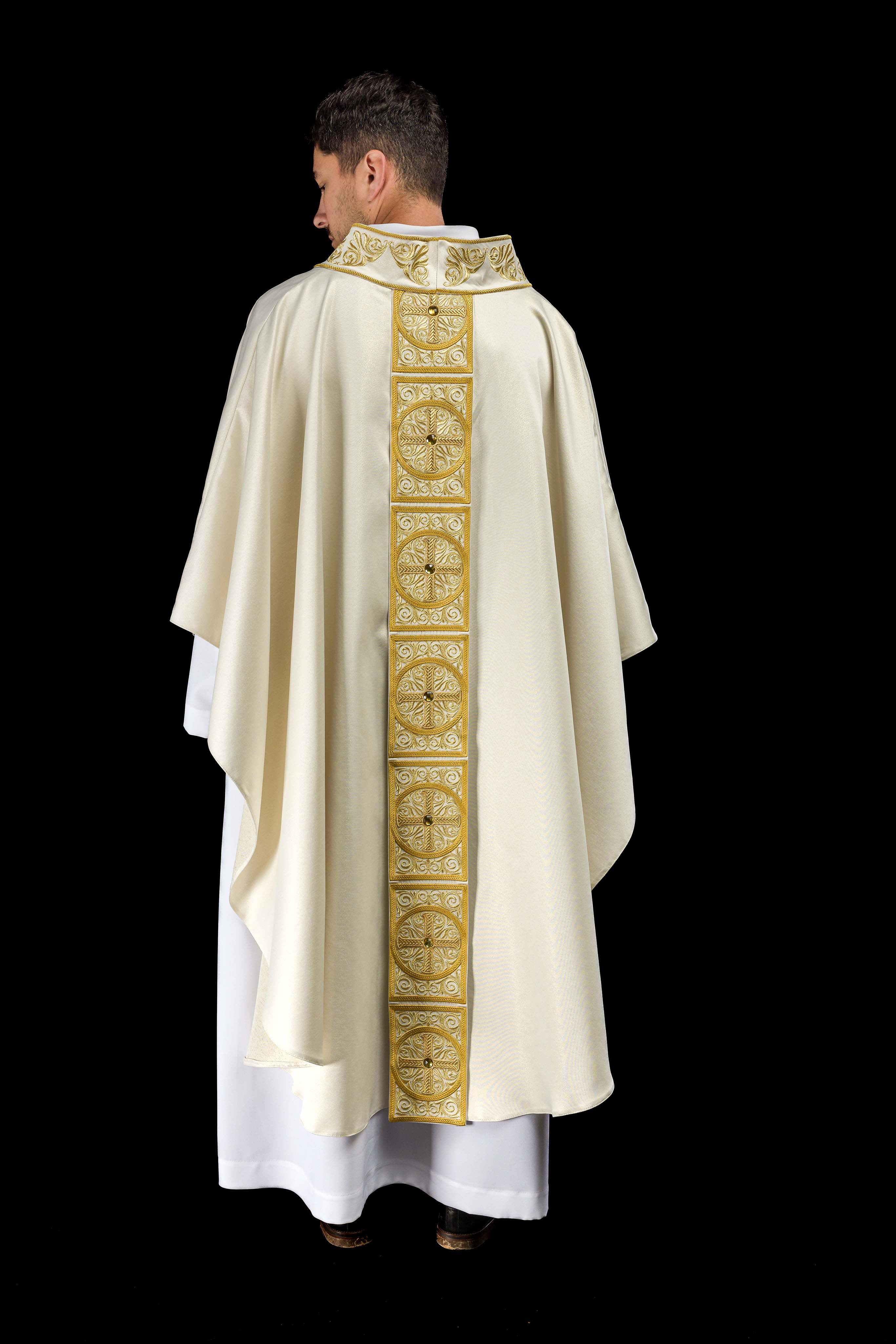Casulla marfil ricamente bordada y decorada con piedras
