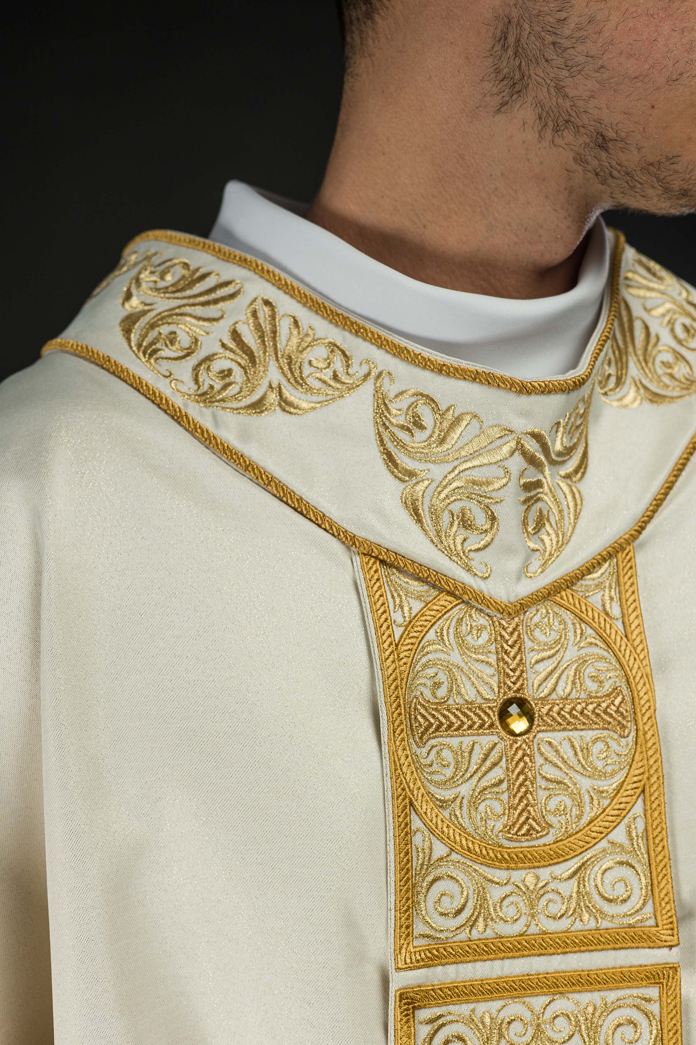 Casulla marfil ricamente bordada y decorada con piedras