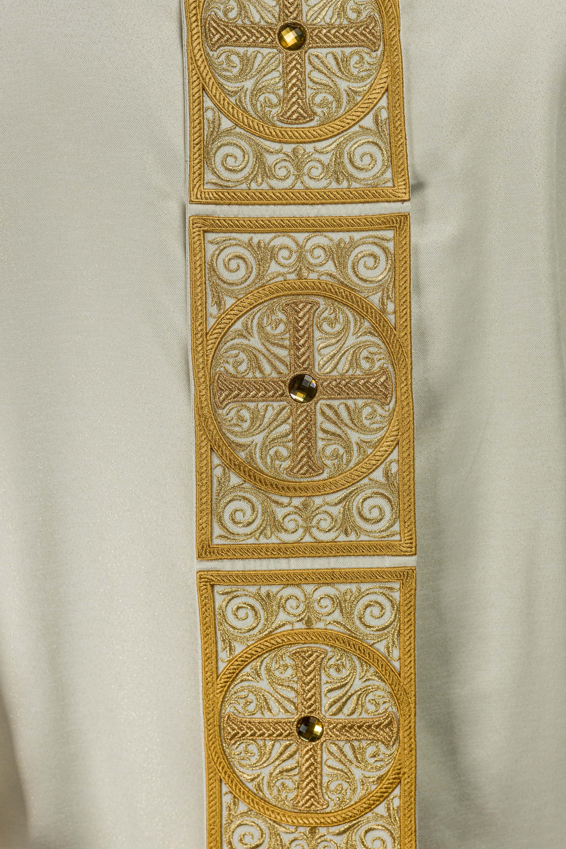 Casulla marfil ricamente bordada y decorada con piedras