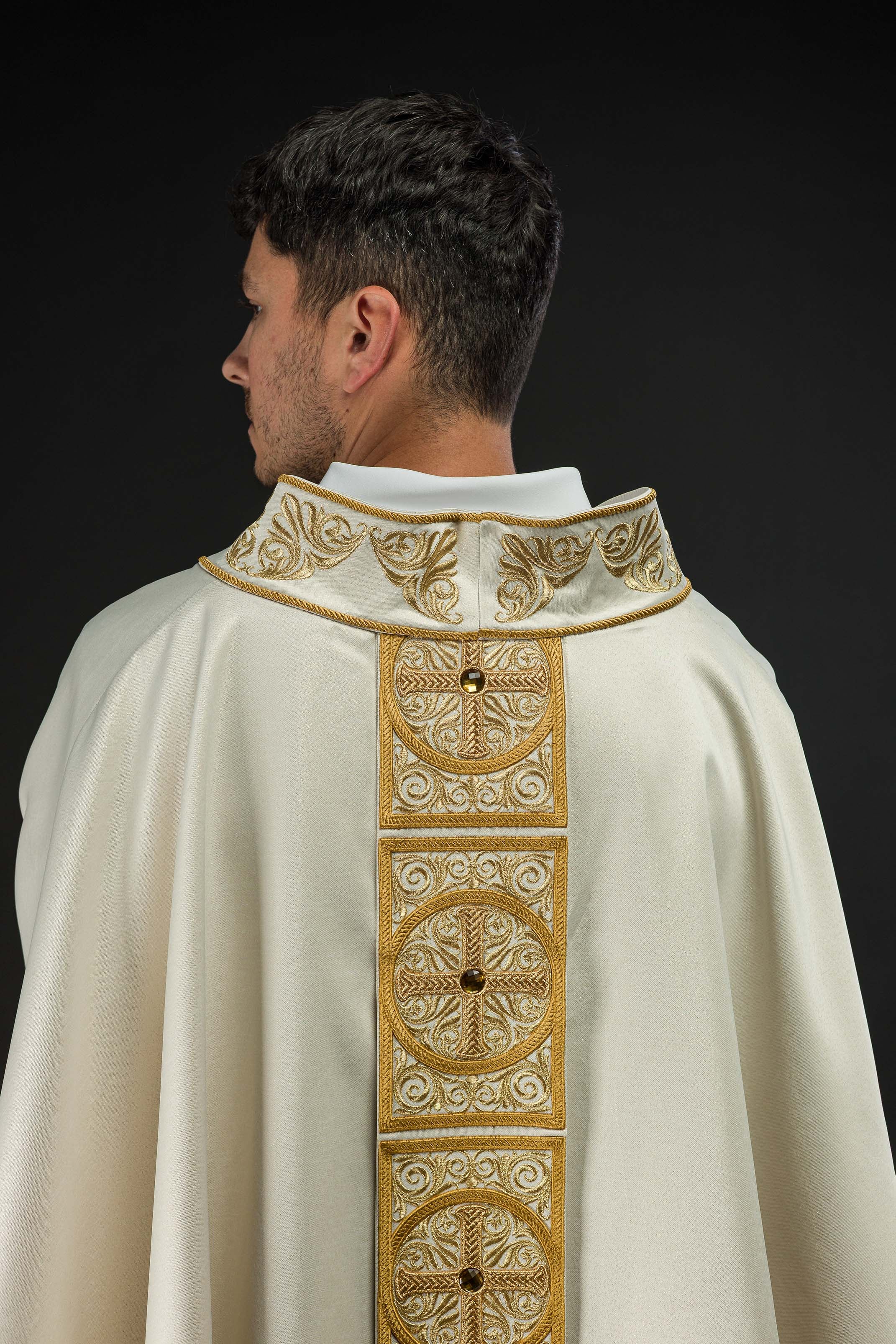 Casulla marfil ricamente bordada y decorada con piedras