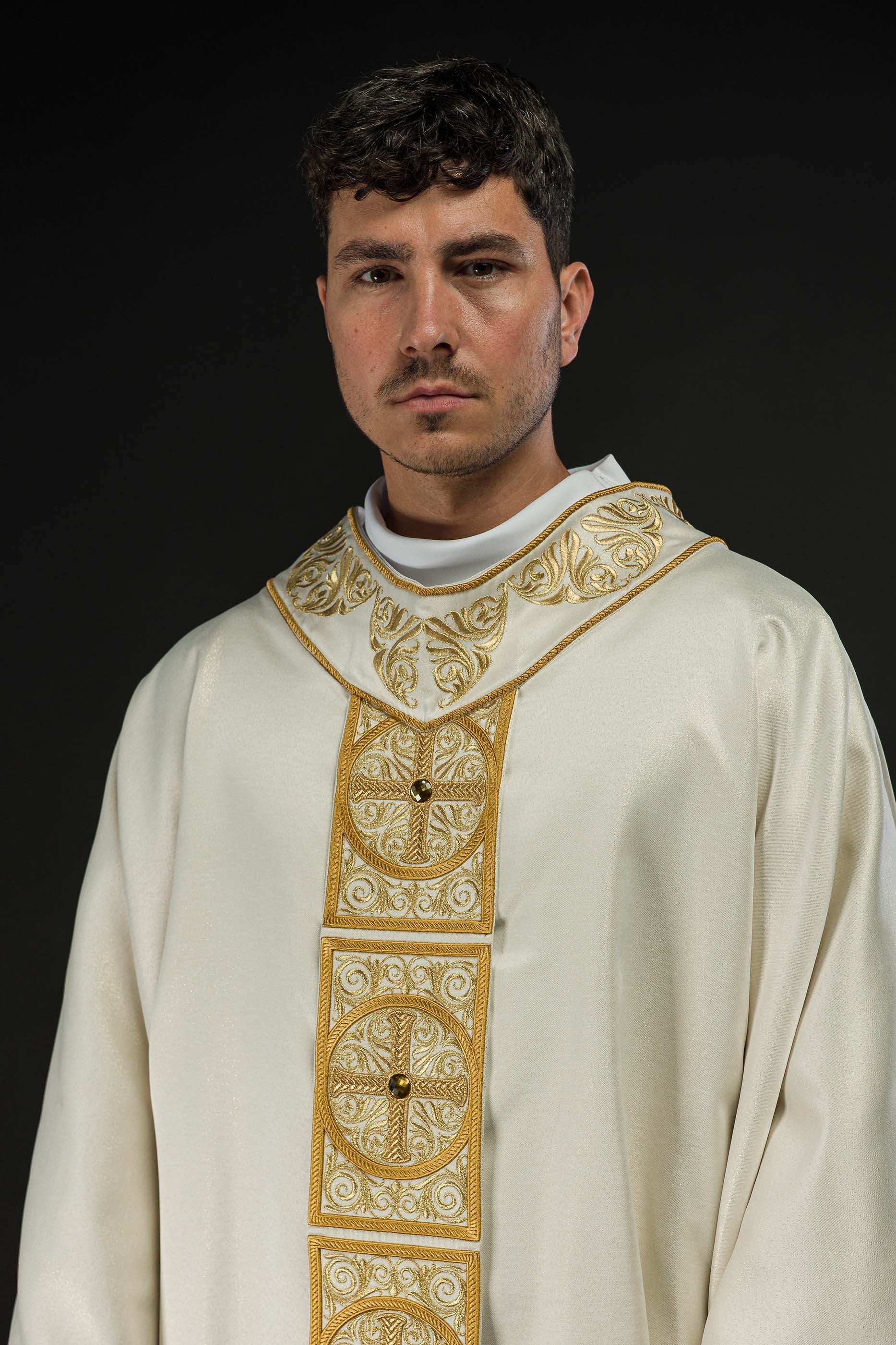 Casulla marfil ricamente bordada y decorada con piedras