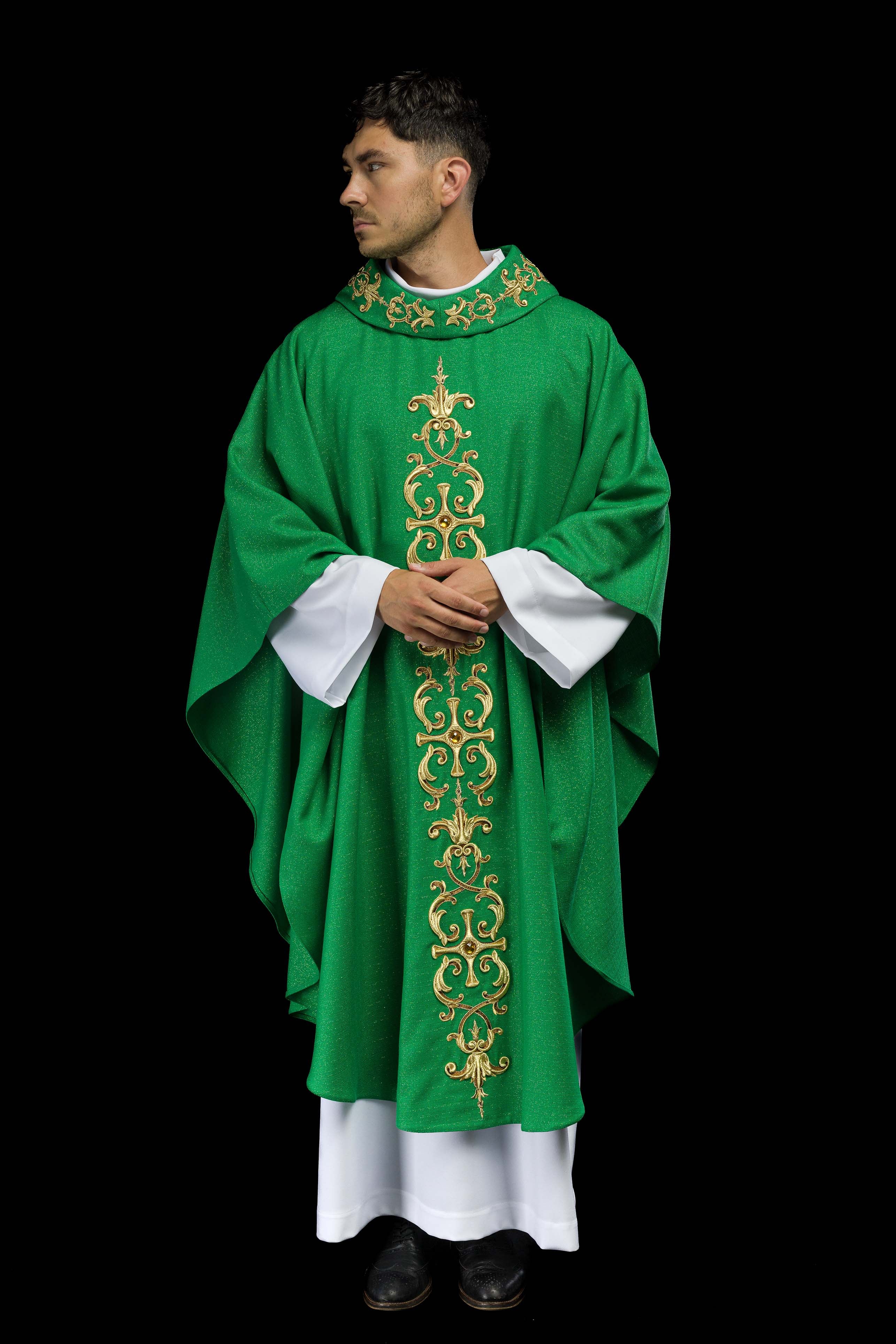Casulla verde ricamente bordada y decorada con piedras