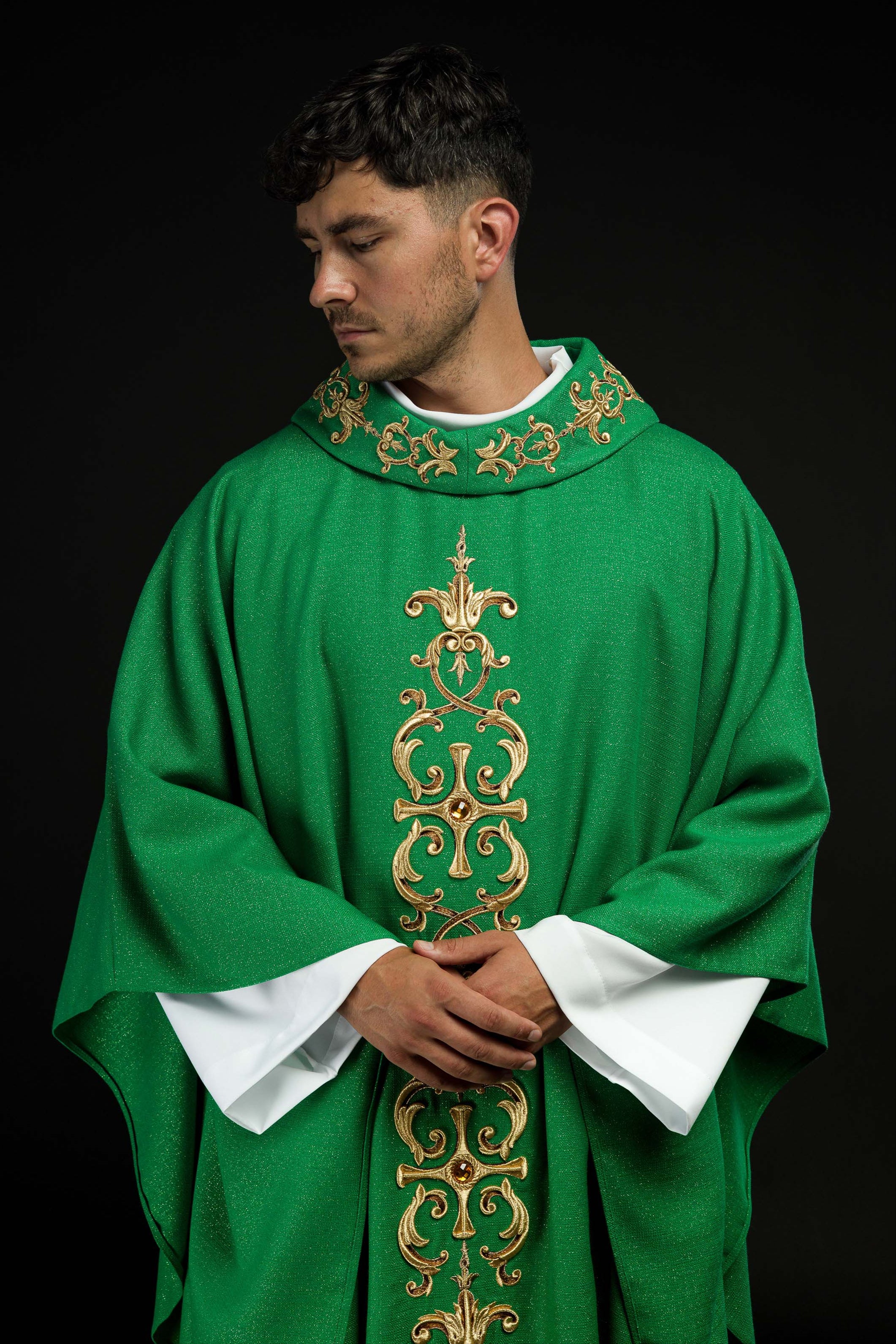 Casulla verde ricamente bordada y decorada con piedras