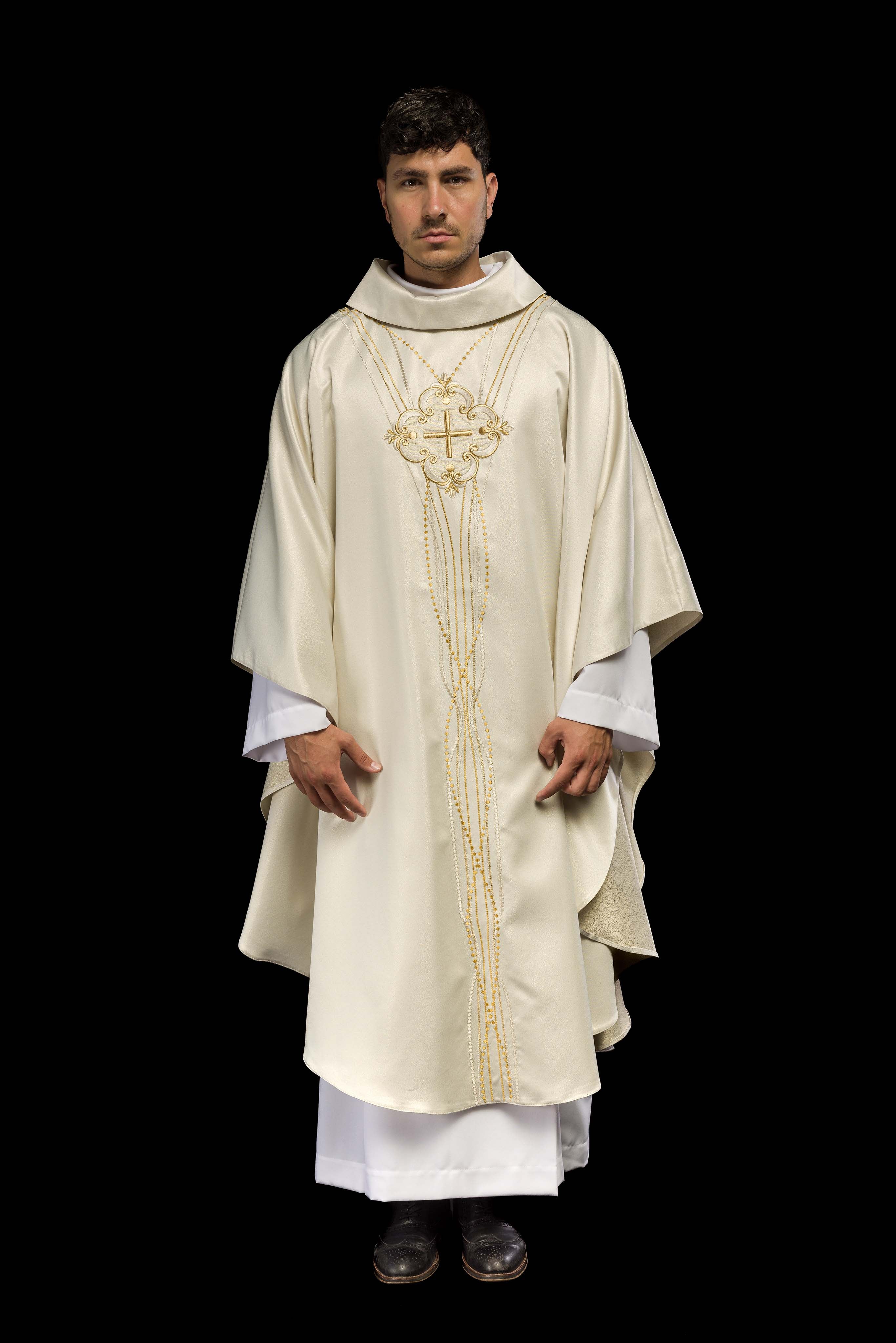 Casulla marfil inspirada en el rosario