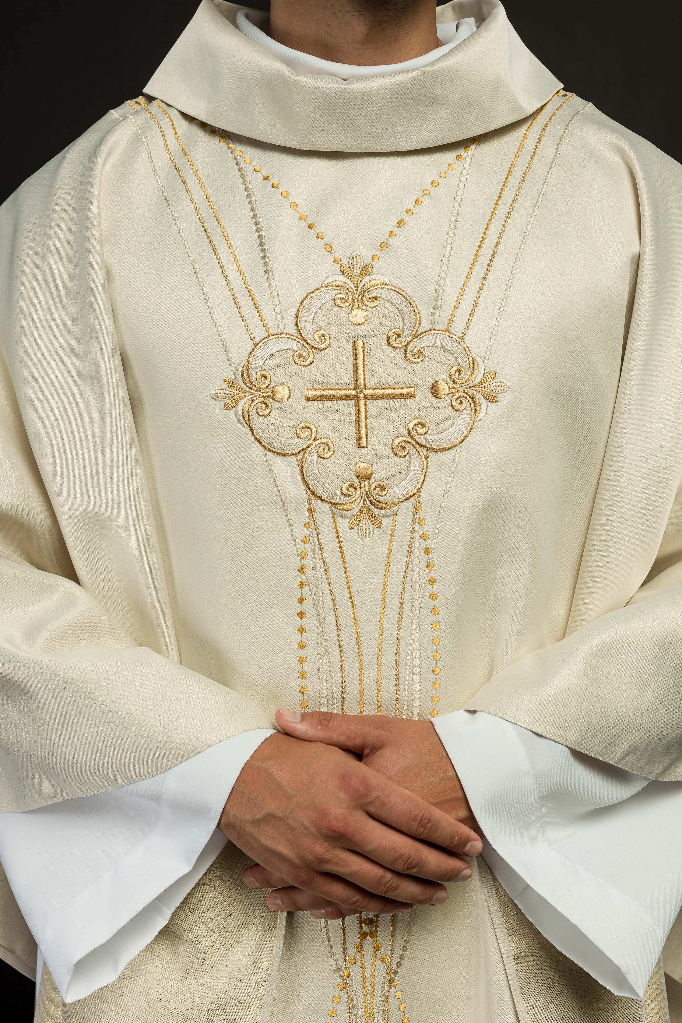 Casulla marfil inspirada en el rosario