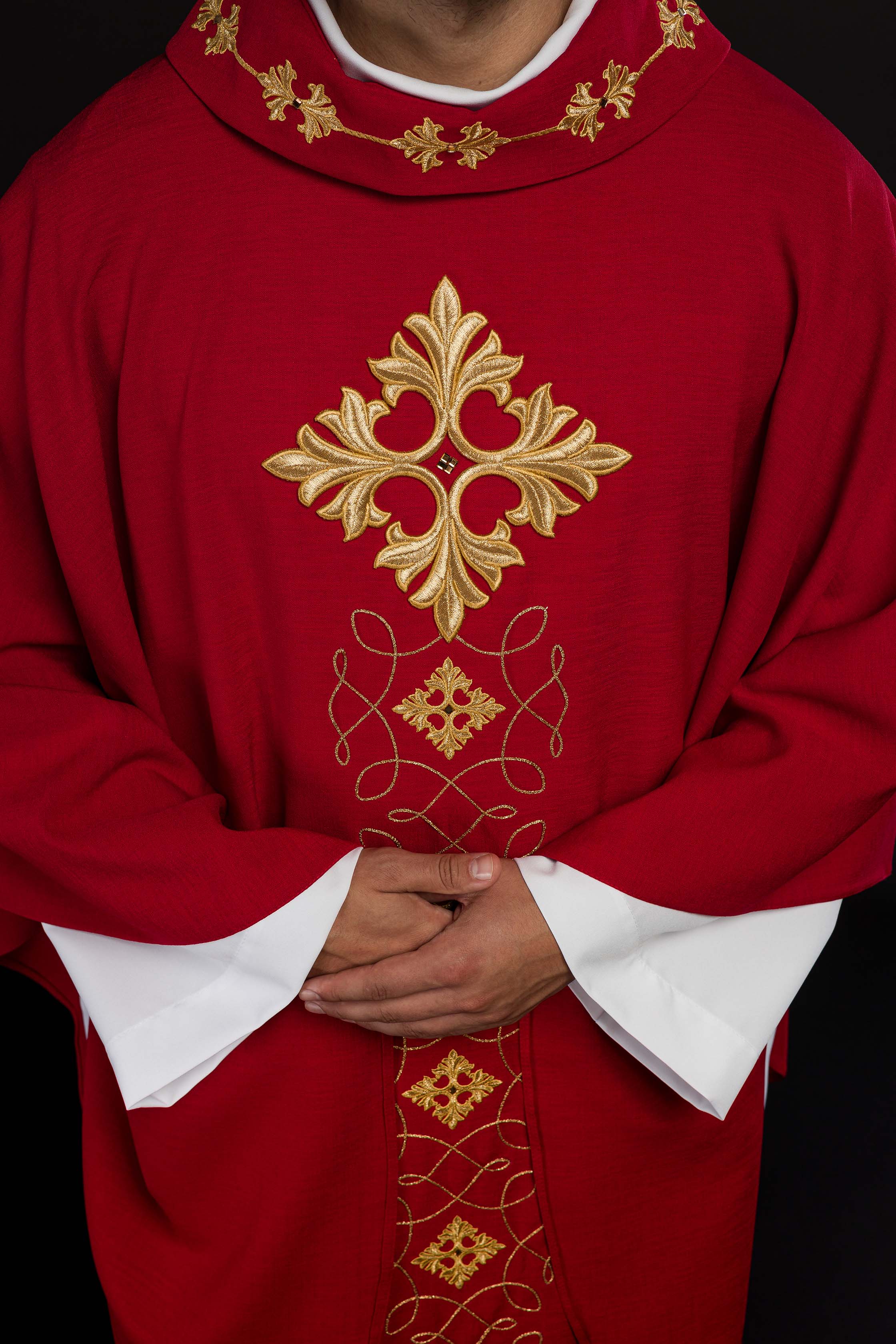 Casulla roja ricamente bordada y decorada con piedras
