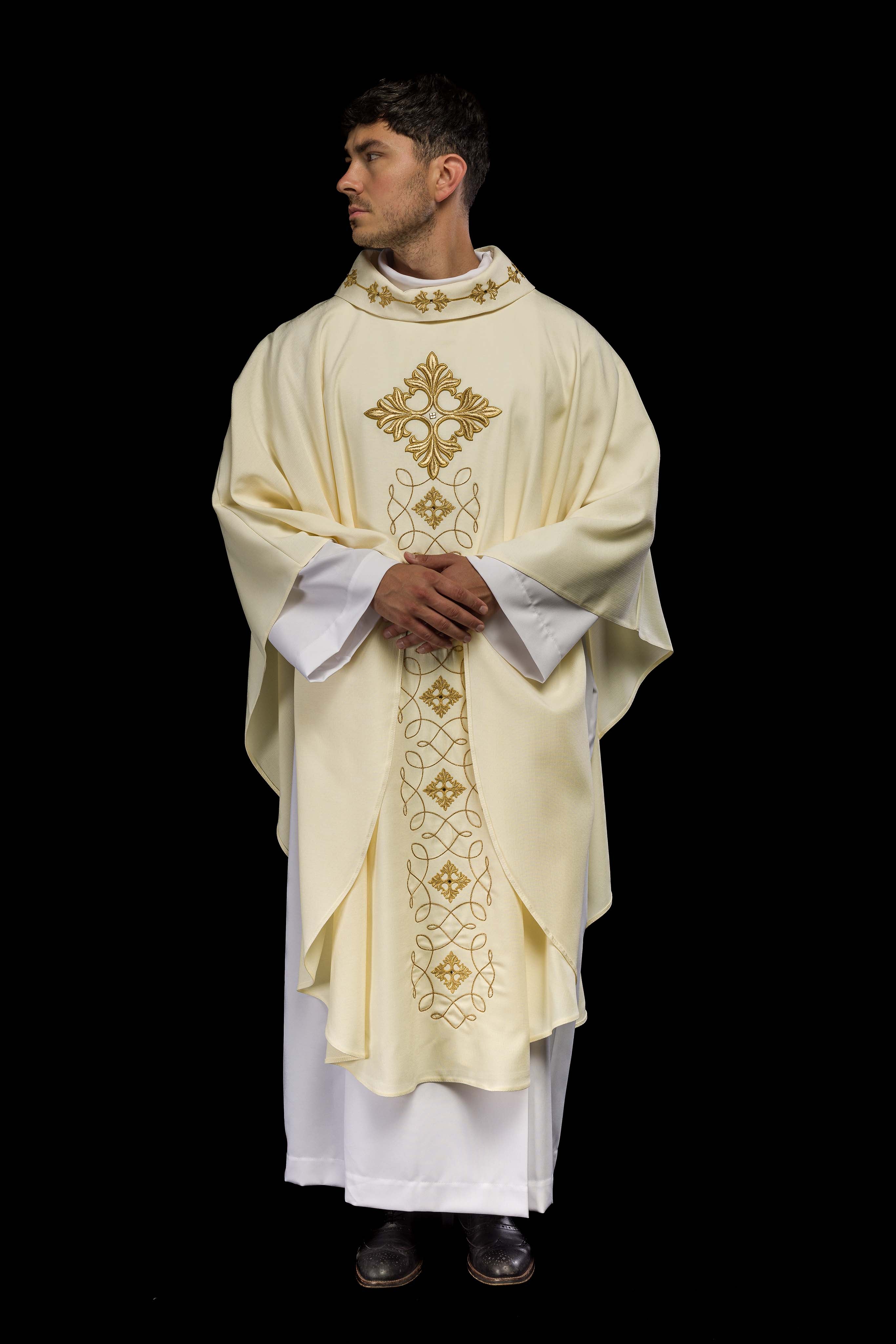 Casulla marfil ricamente bordada y decorada con piedras