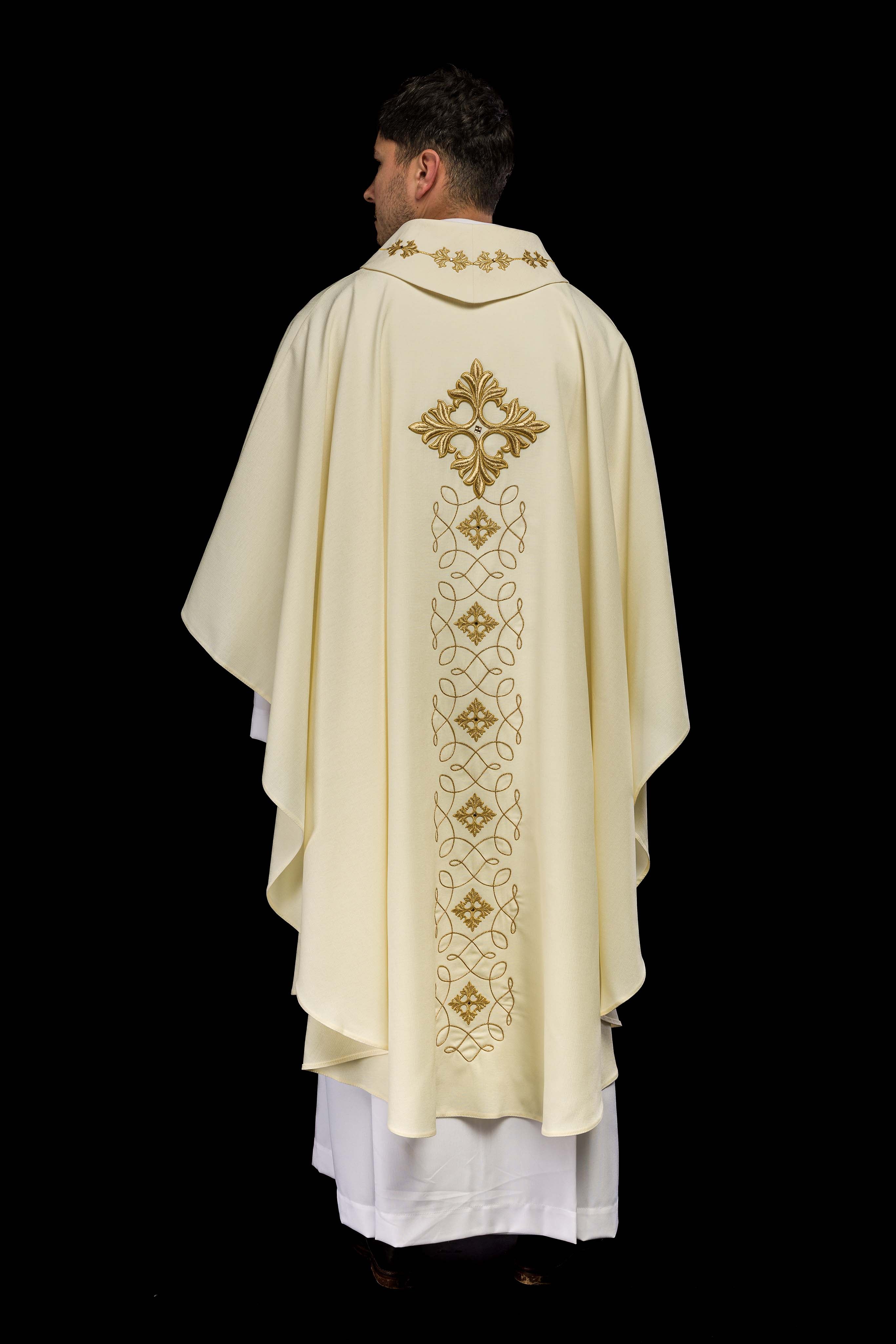 Casulla marfil ricamente bordada y decorada con piedras
