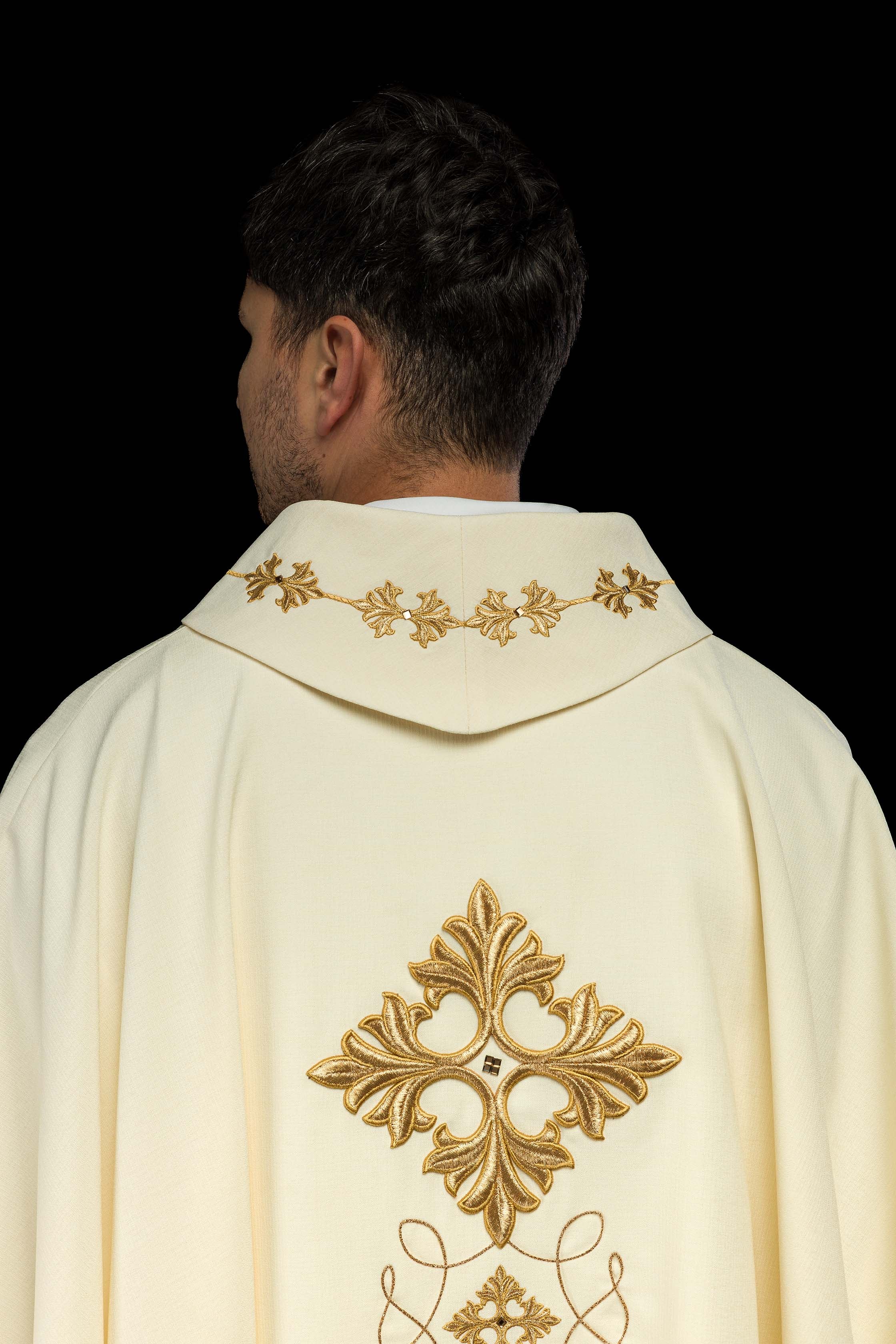 Casulla marfil ricamente bordada y decorada con piedras