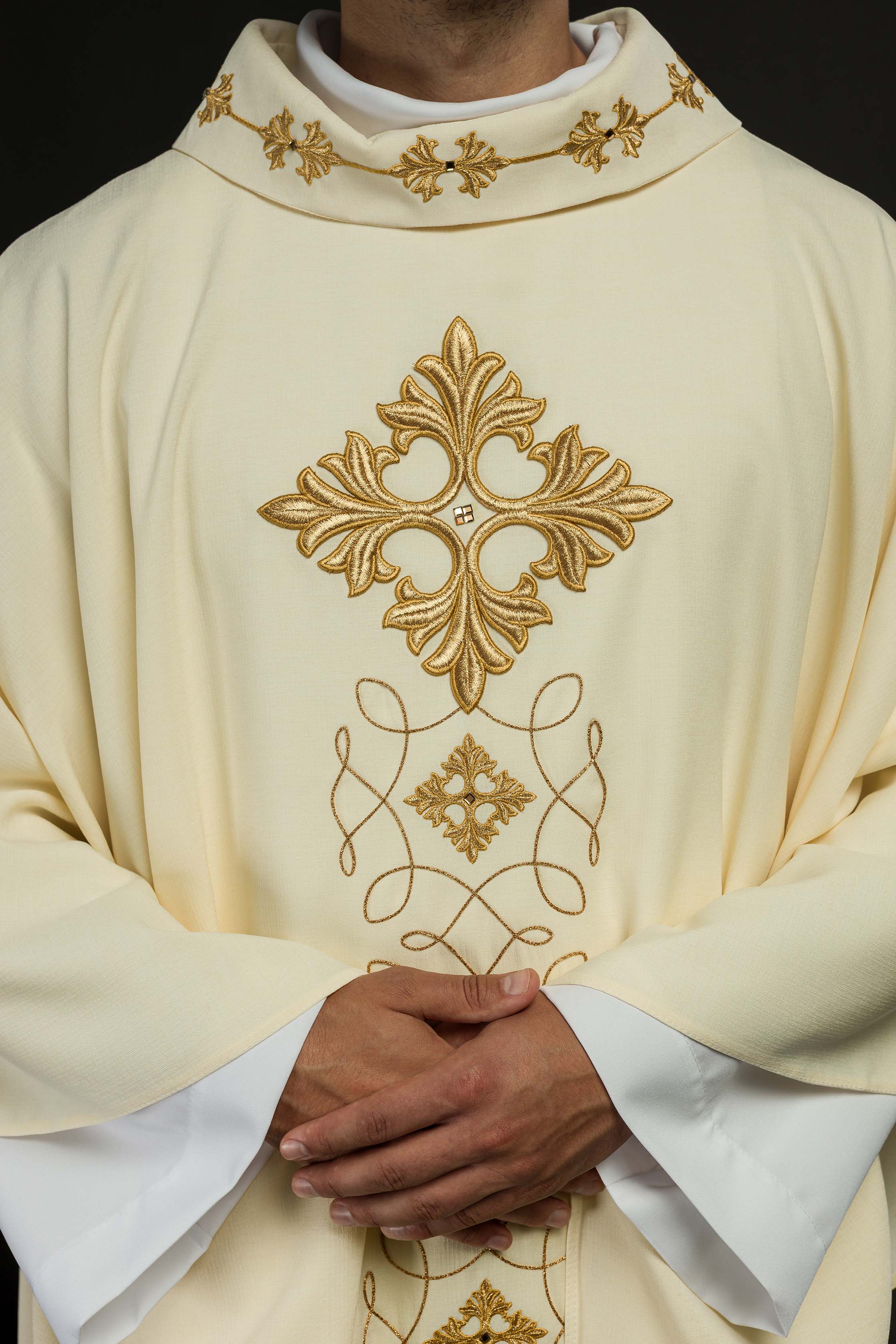 Casulla marfil ricamente bordada y decorada con piedras