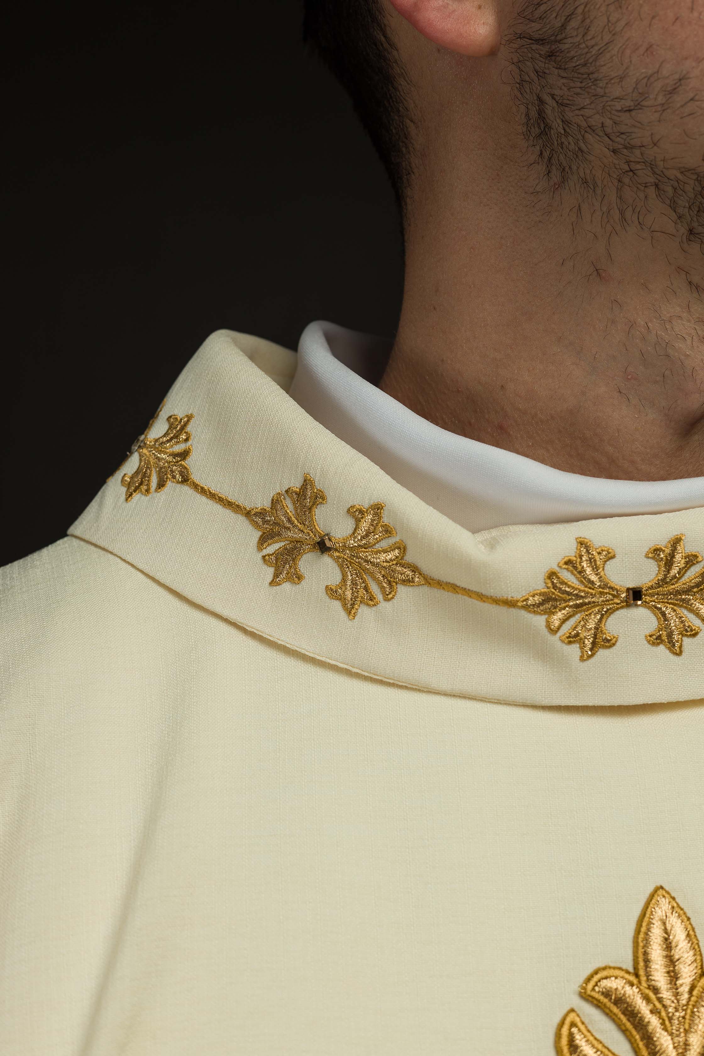 Casulla marfil ricamente bordada y decorada con piedras