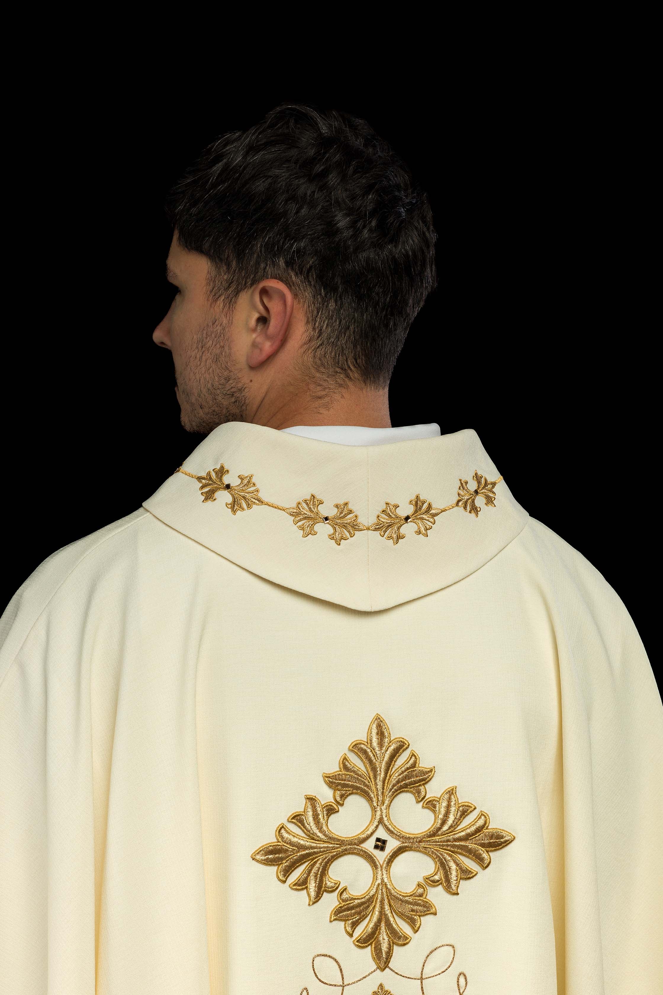 Casulla marfil ricamente bordada y decorada con piedras
