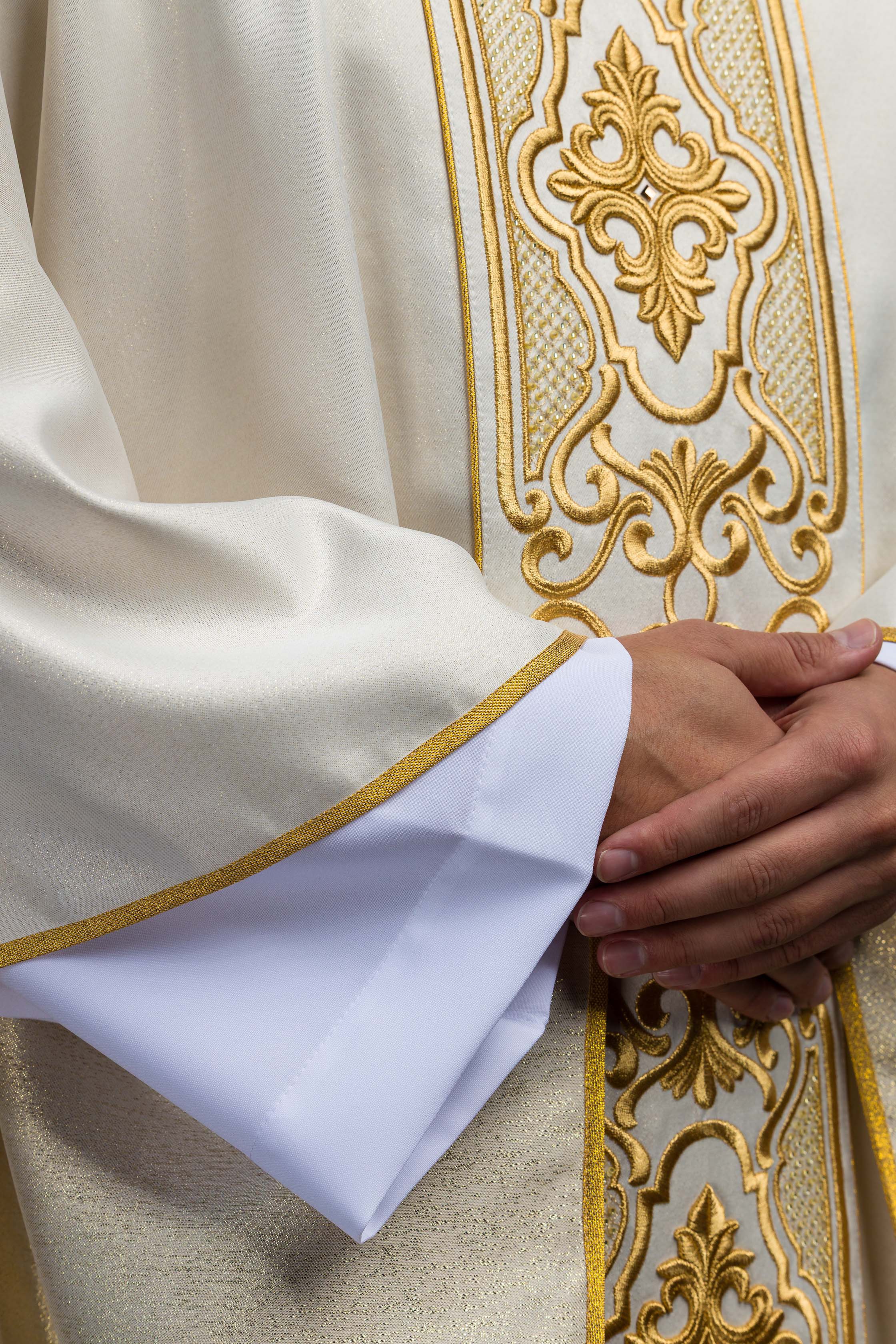 Casulla marfil ricamente bordada; tela brillante
