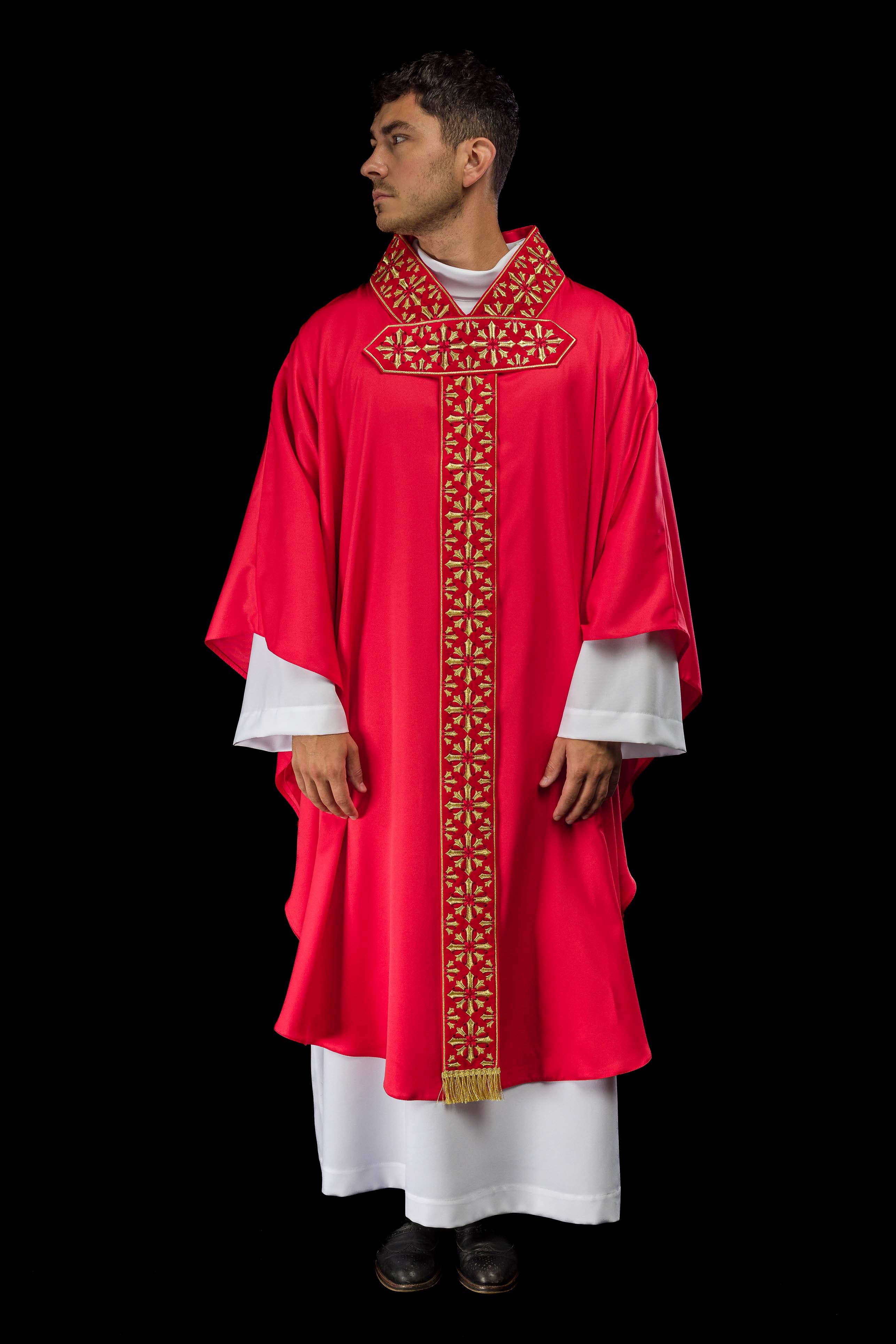 Casulla roja ricamente bordada