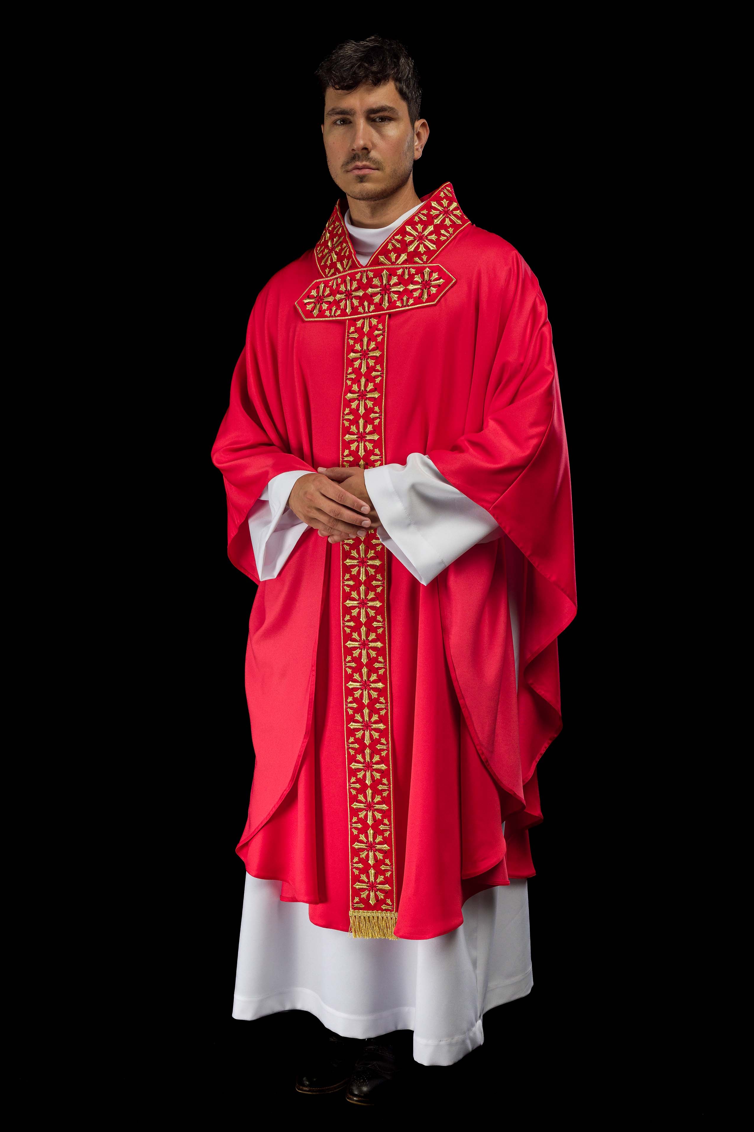 Casulla roja ricamente bordada