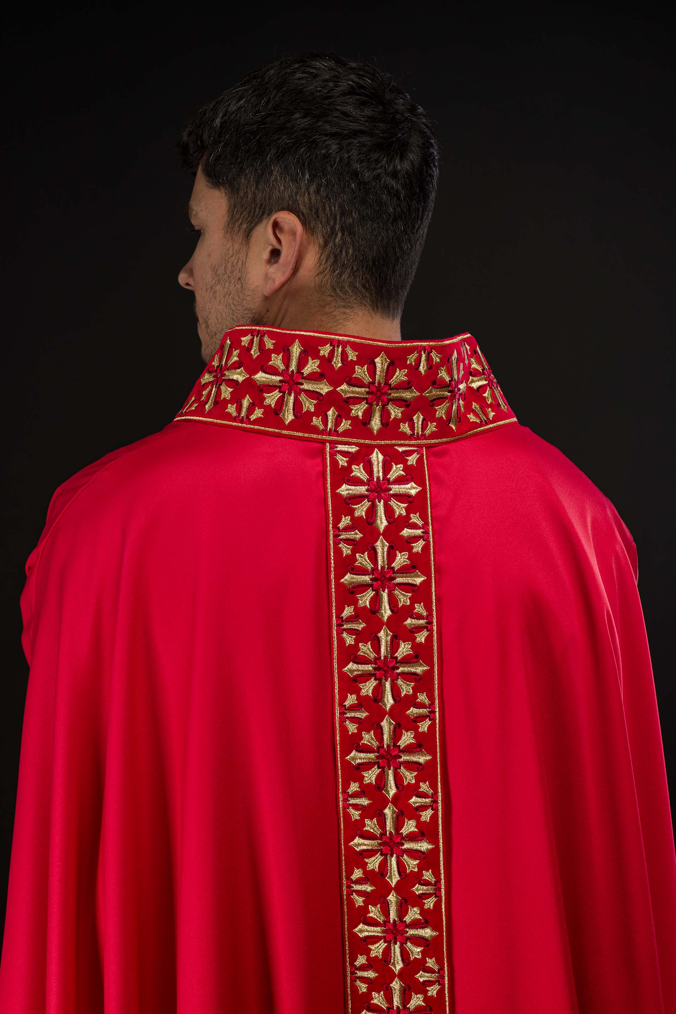 Casulla roja ricamente bordada