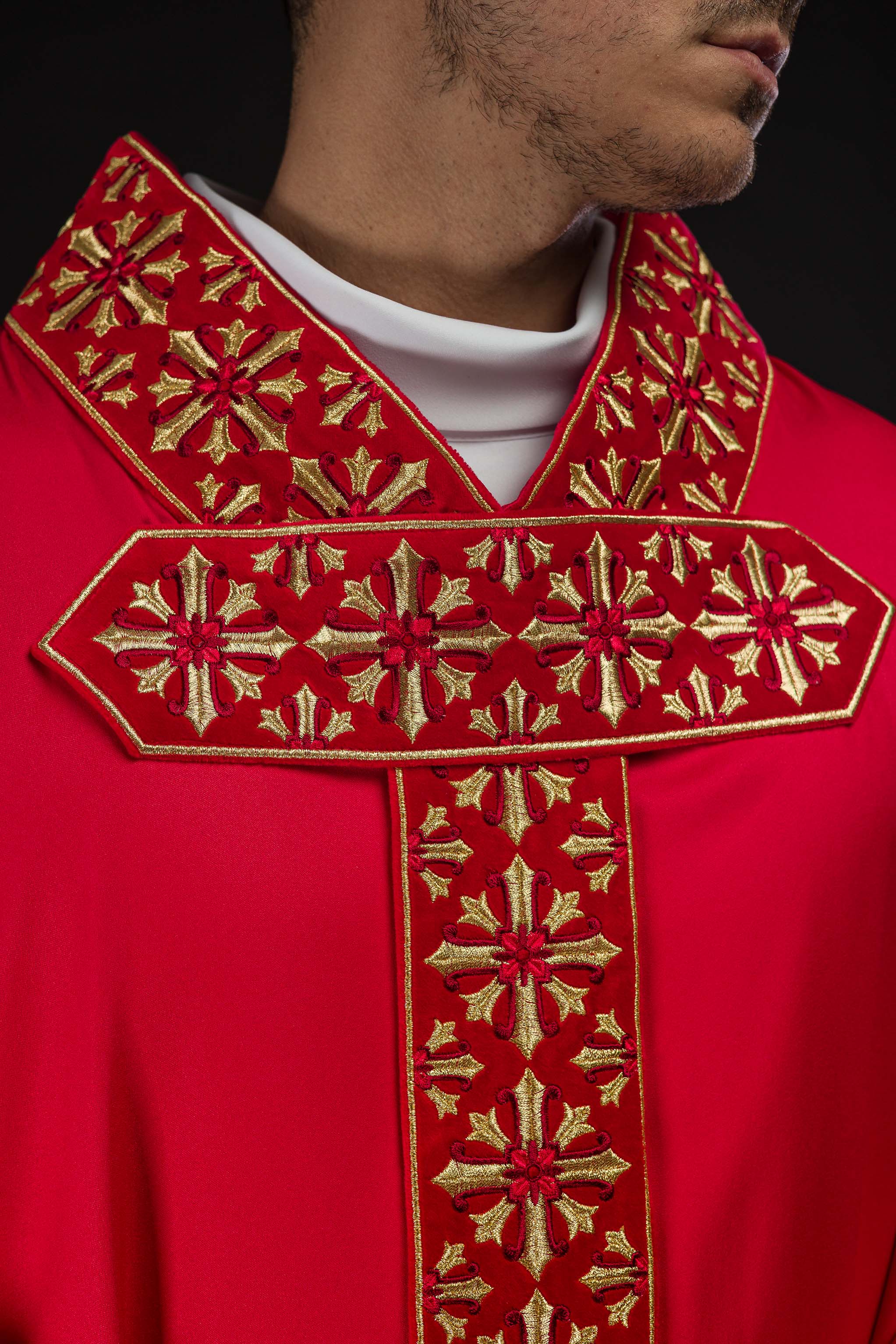 Casulla roja ricamente bordada