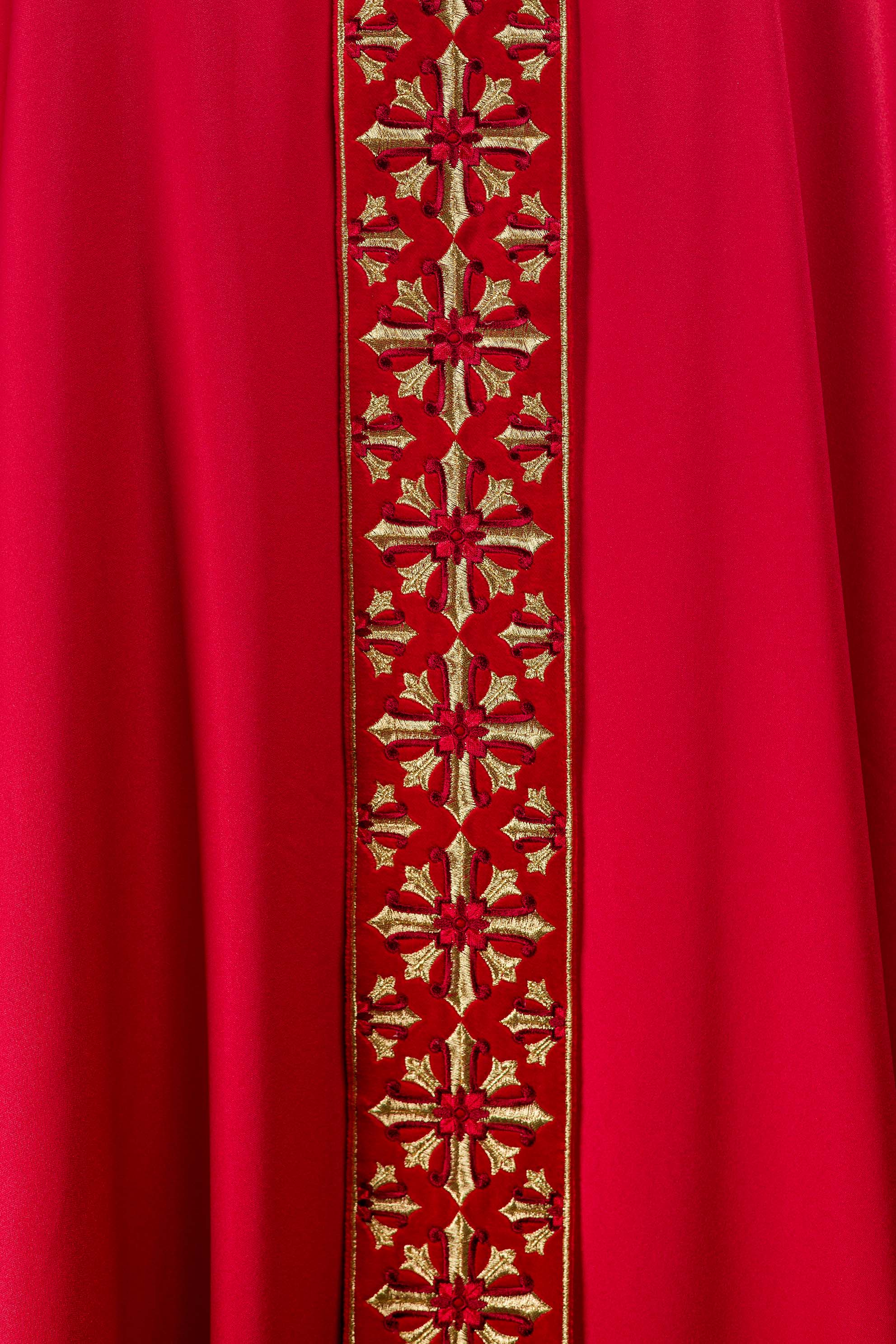 Casulla roja ricamente bordada