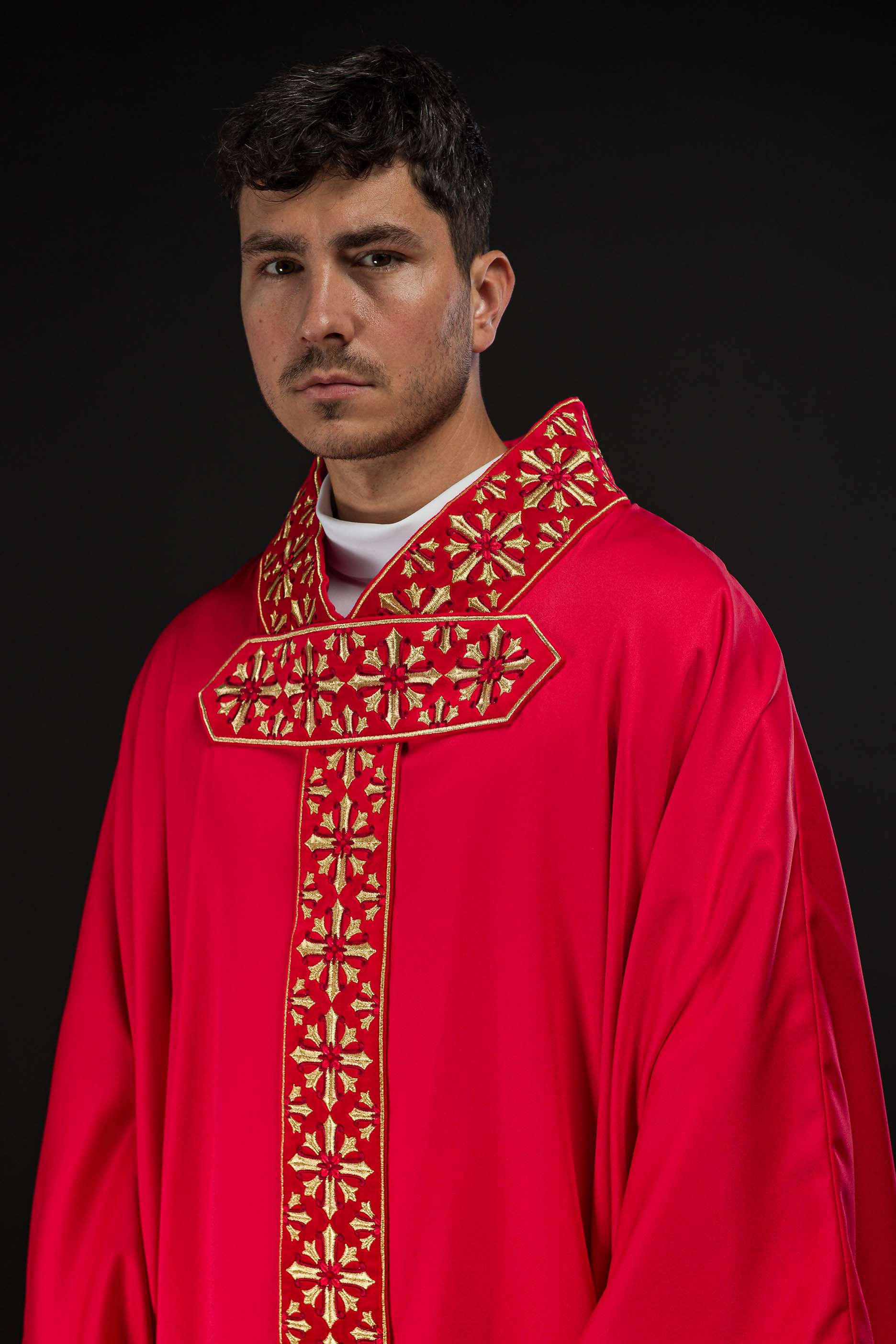 Casulla roja ricamente bordada