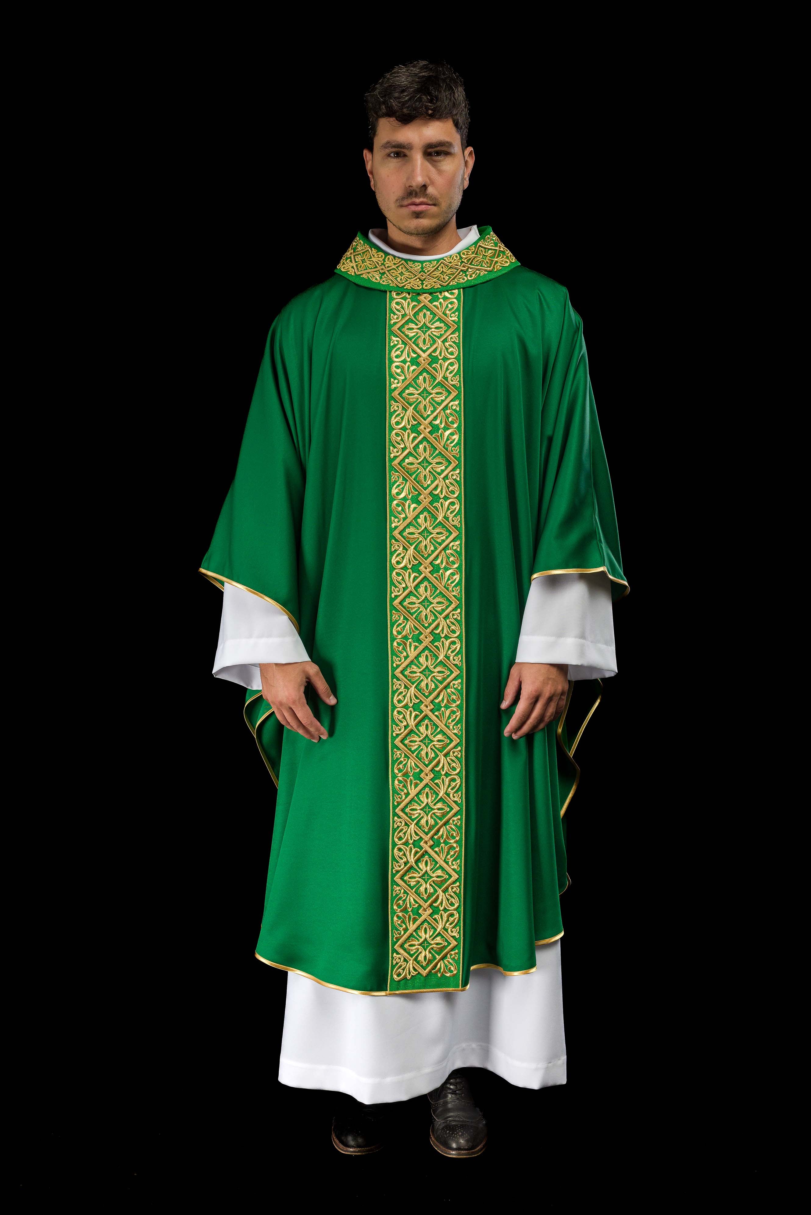 Casulla verde ricamente bordada con motivo floral y cruces