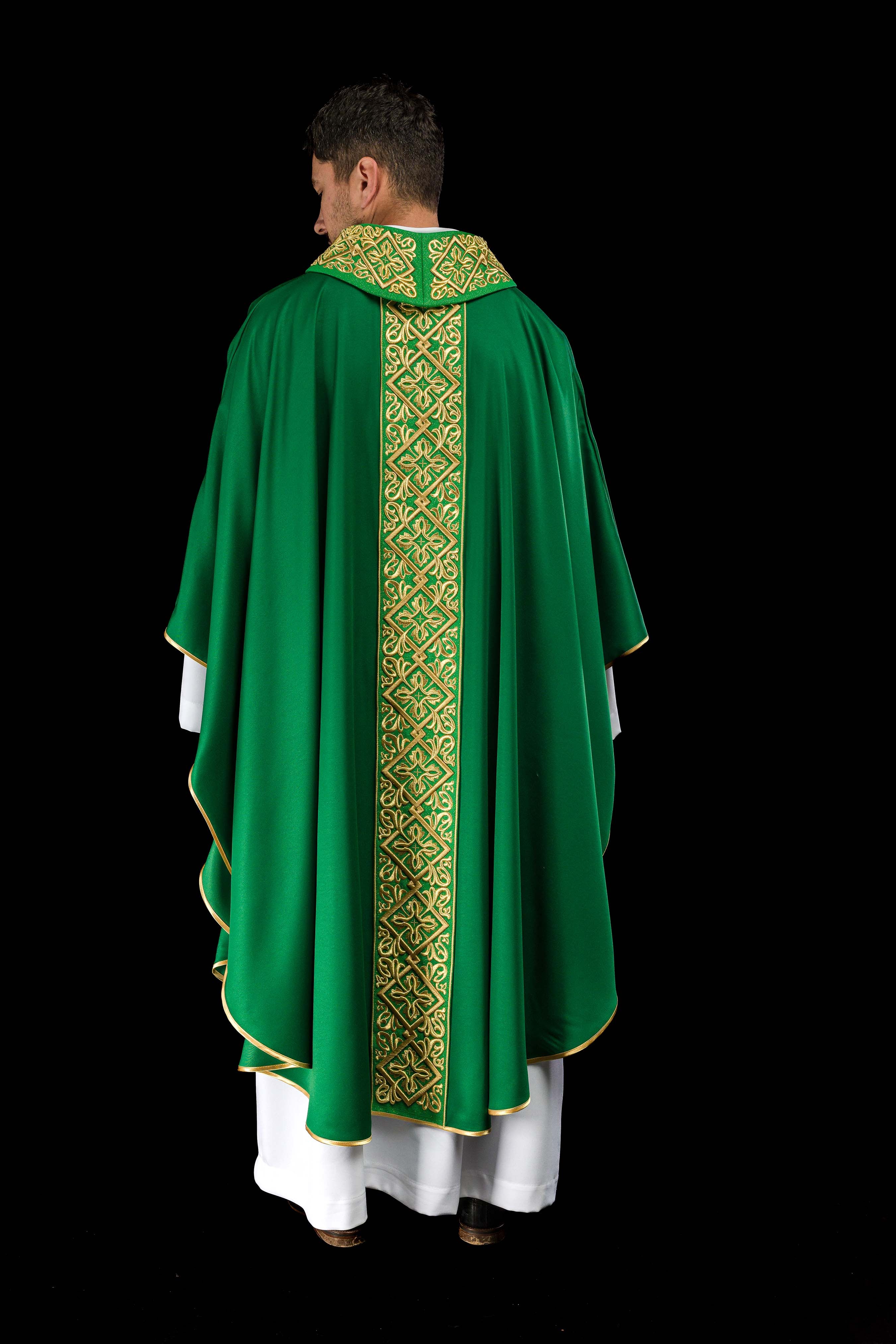 Casulla verde ricamente bordada con motivo floral y cruces