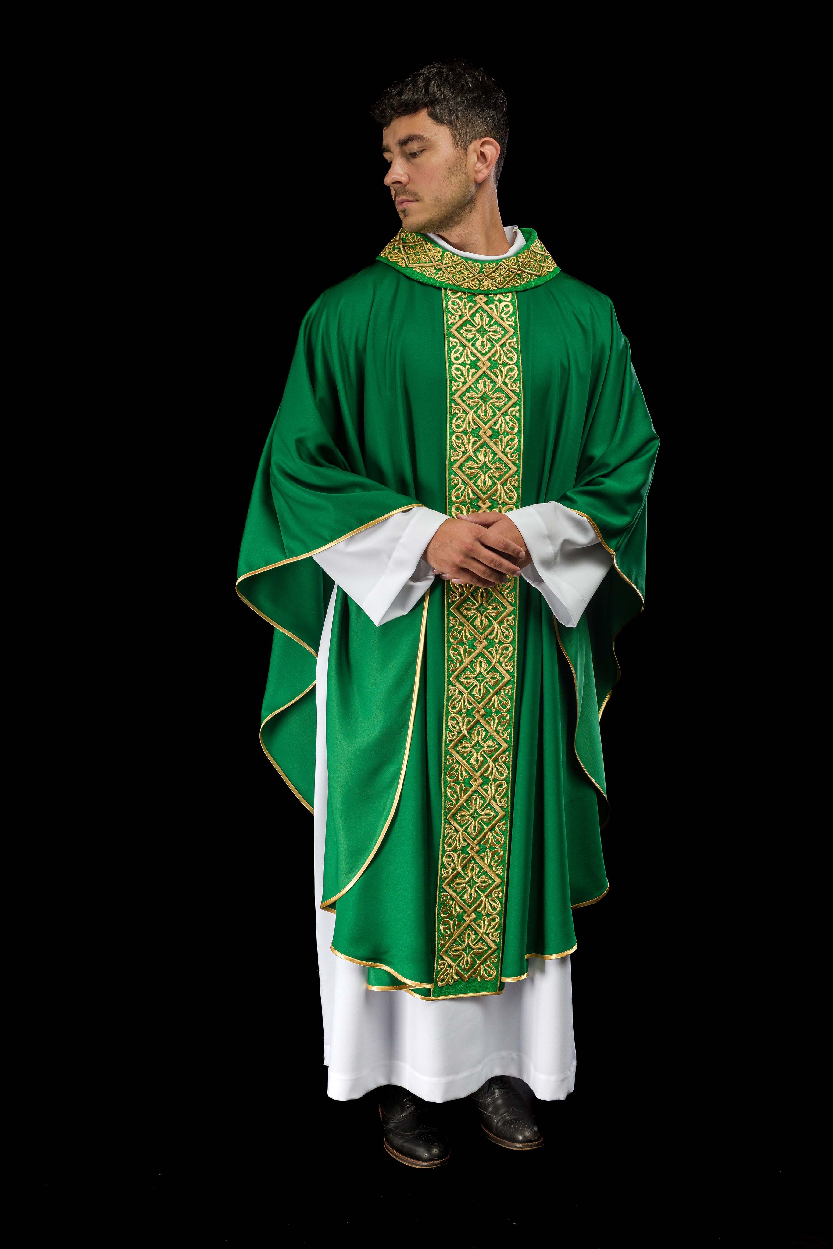 Casulla verde ricamente bordada con motivo floral y cruces
