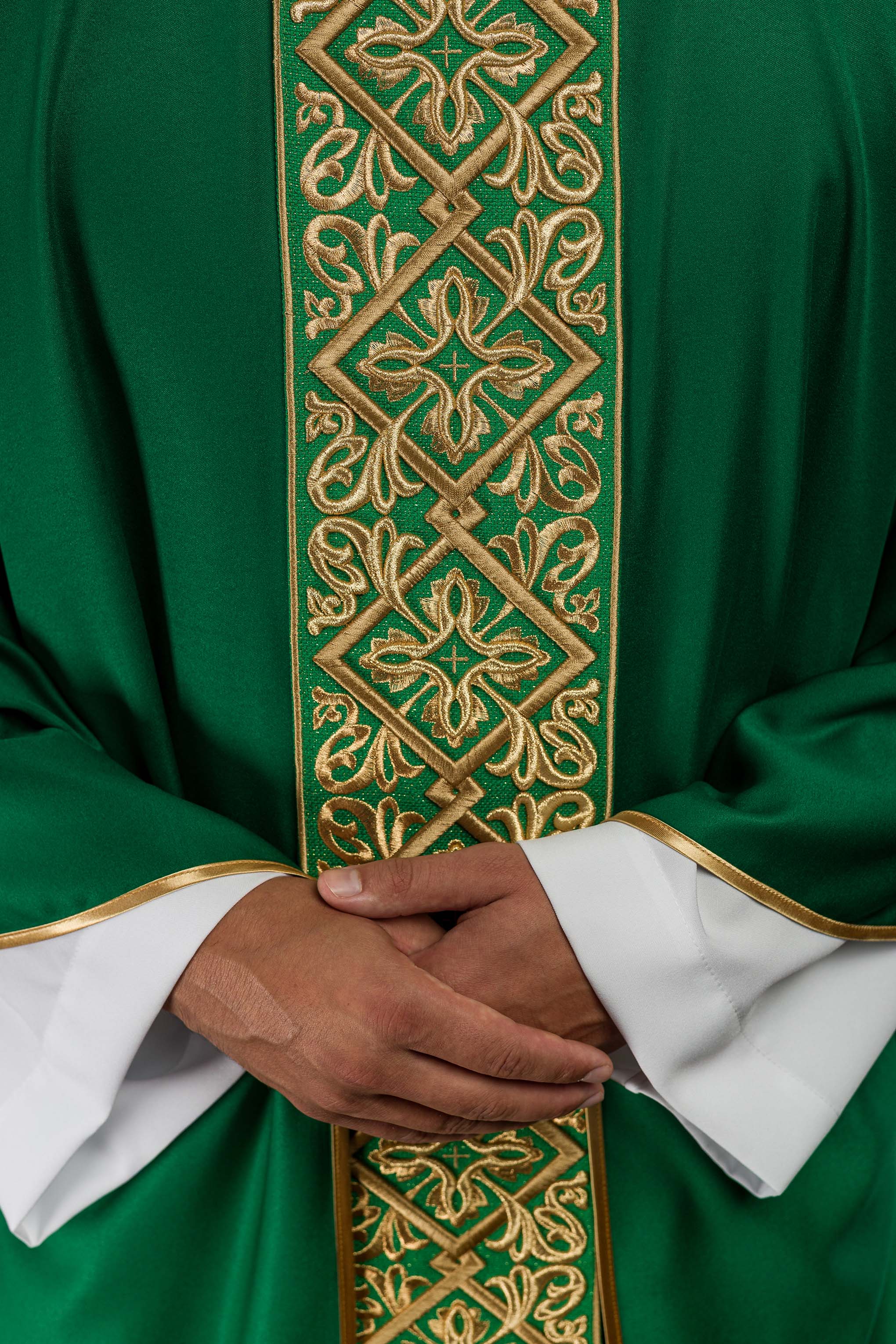 Casulla verde ricamente bordada con motivo floral y cruces