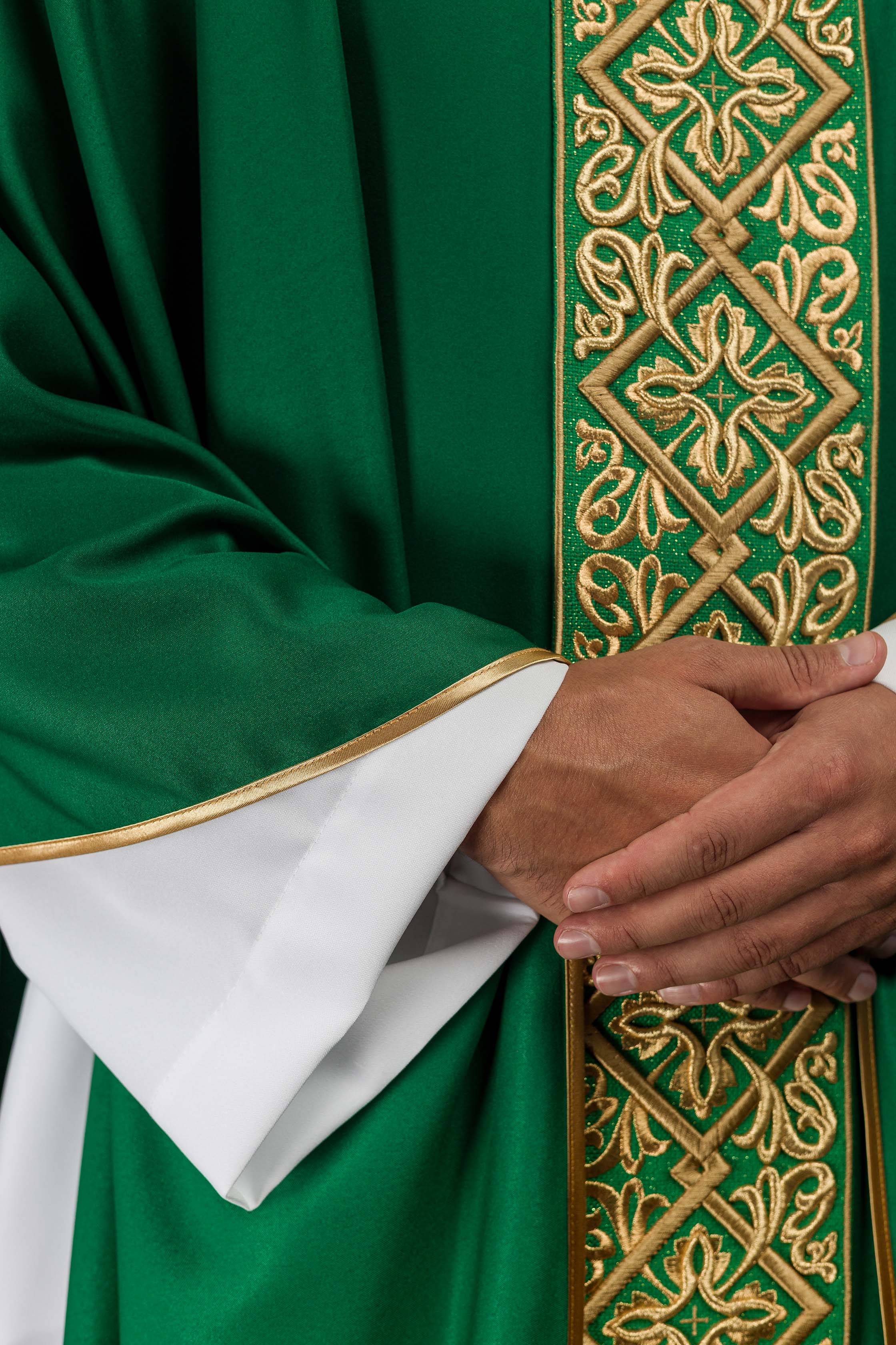 Casulla verde ricamente bordada con motivo floral y cruces