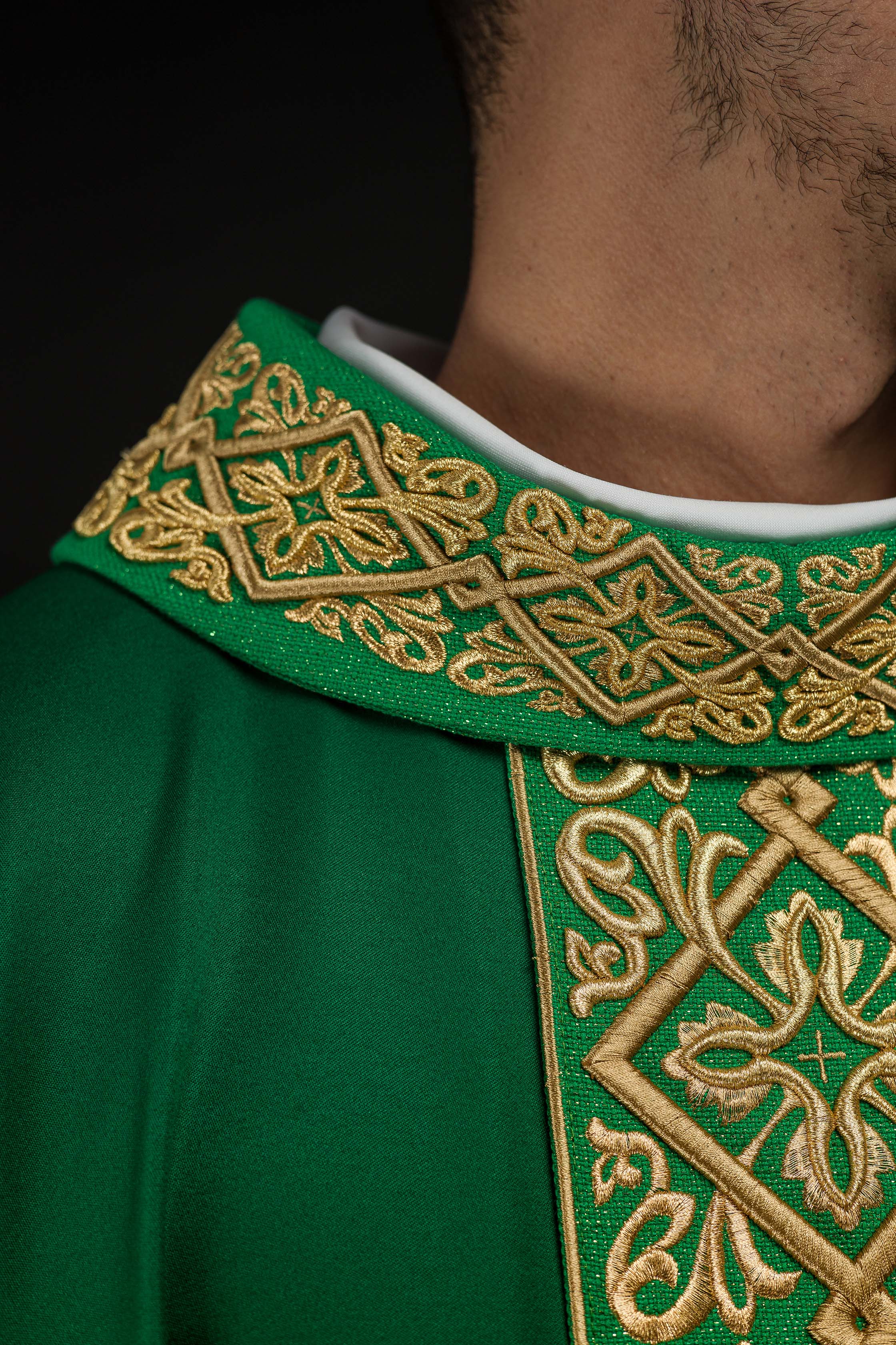 Casulla verde ricamente bordada con motivo floral y cruces