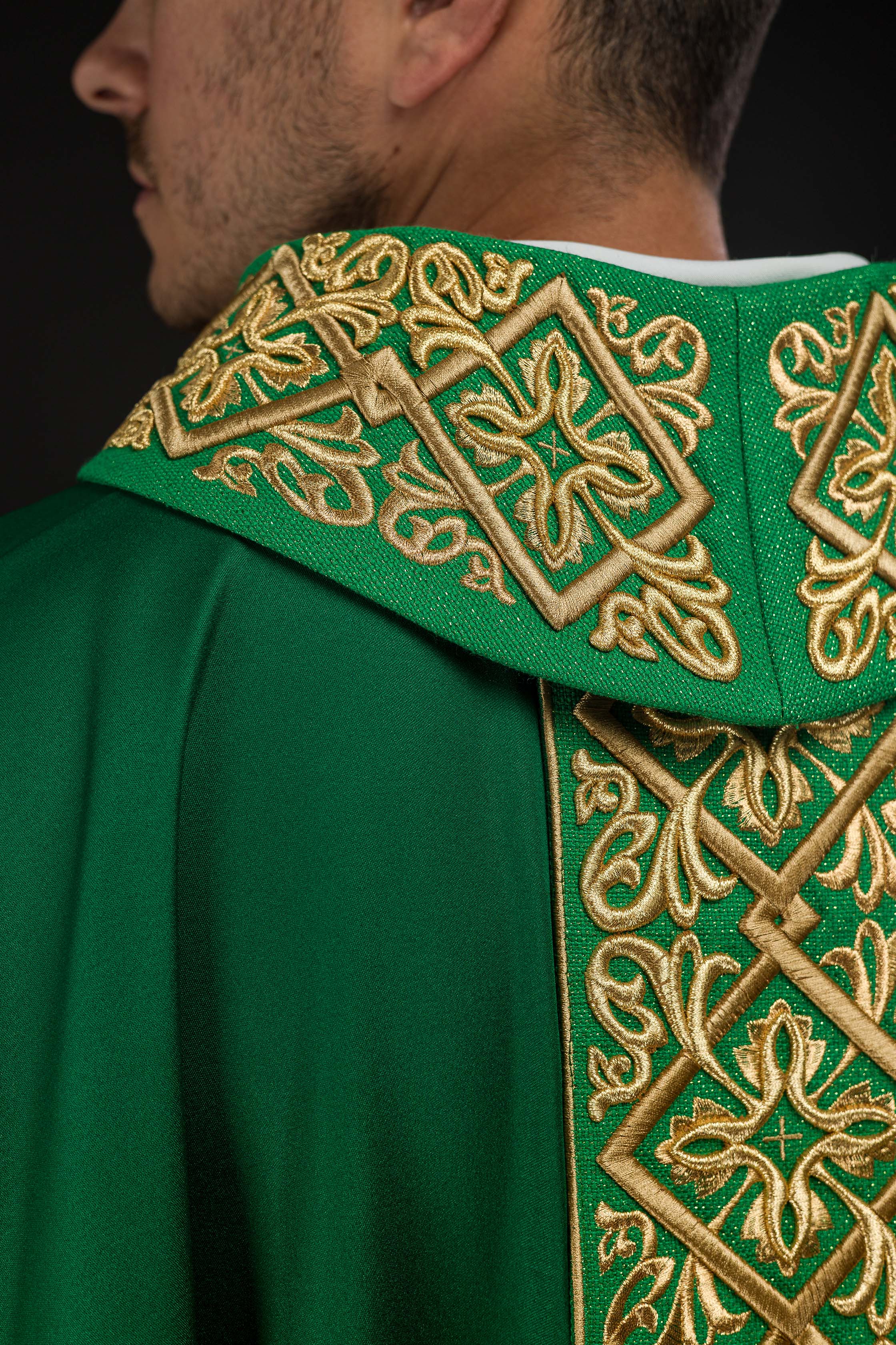 Casulla verde ricamente bordada con motivo floral y cruces
