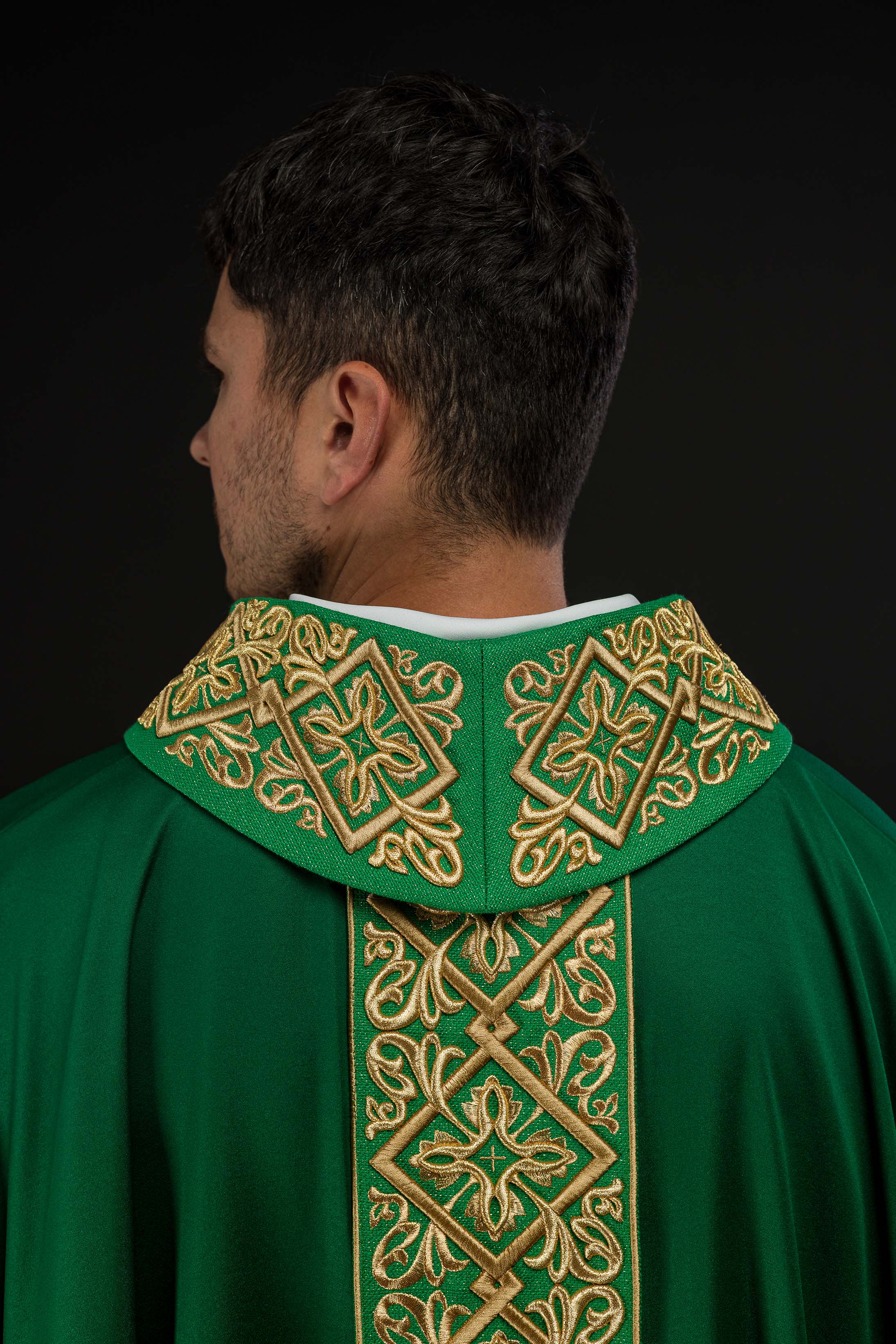Casulla verde ricamente bordada con motivo floral y cruces