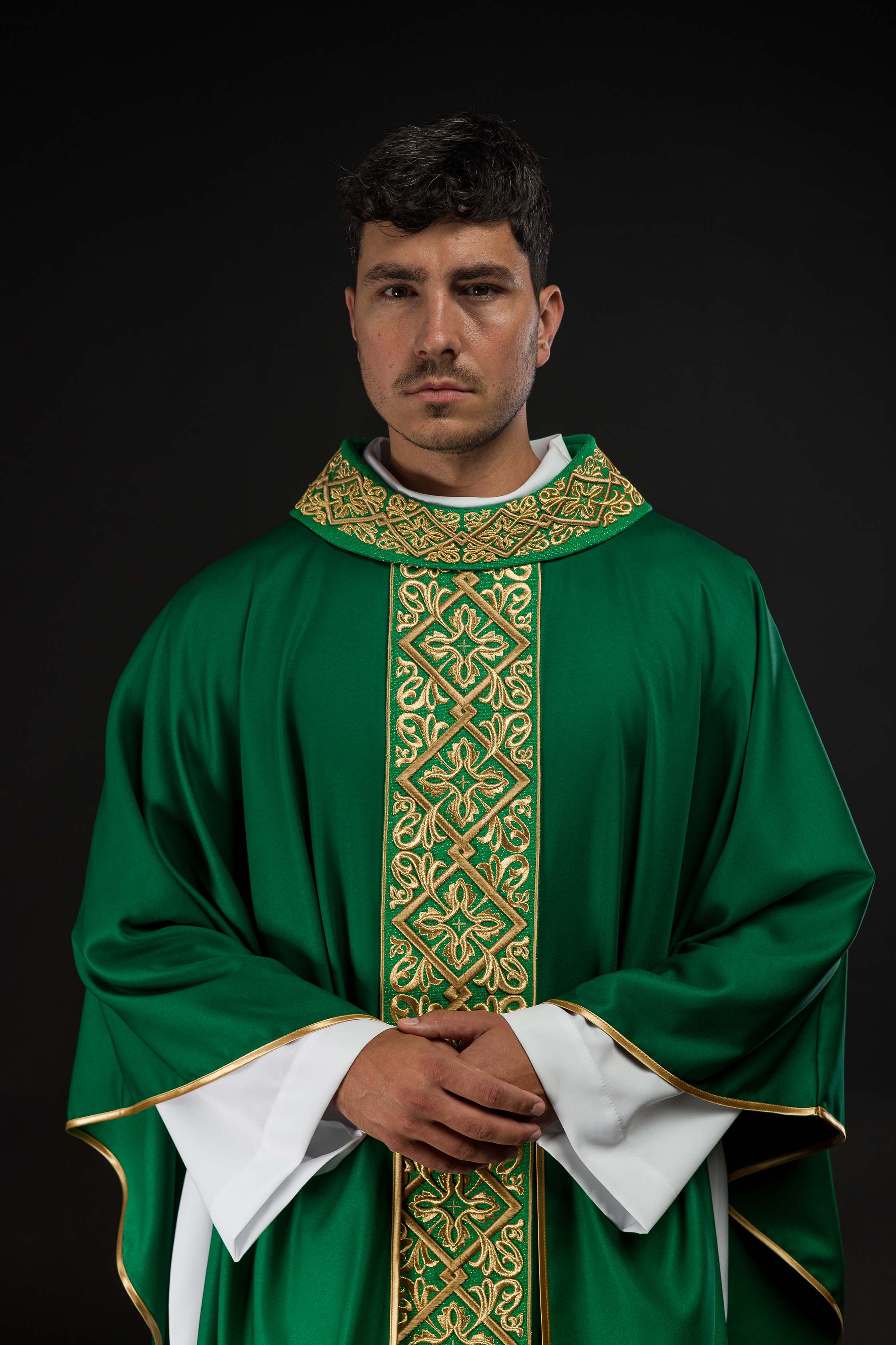 Casulla verde ricamente bordada con motivo floral y cruces