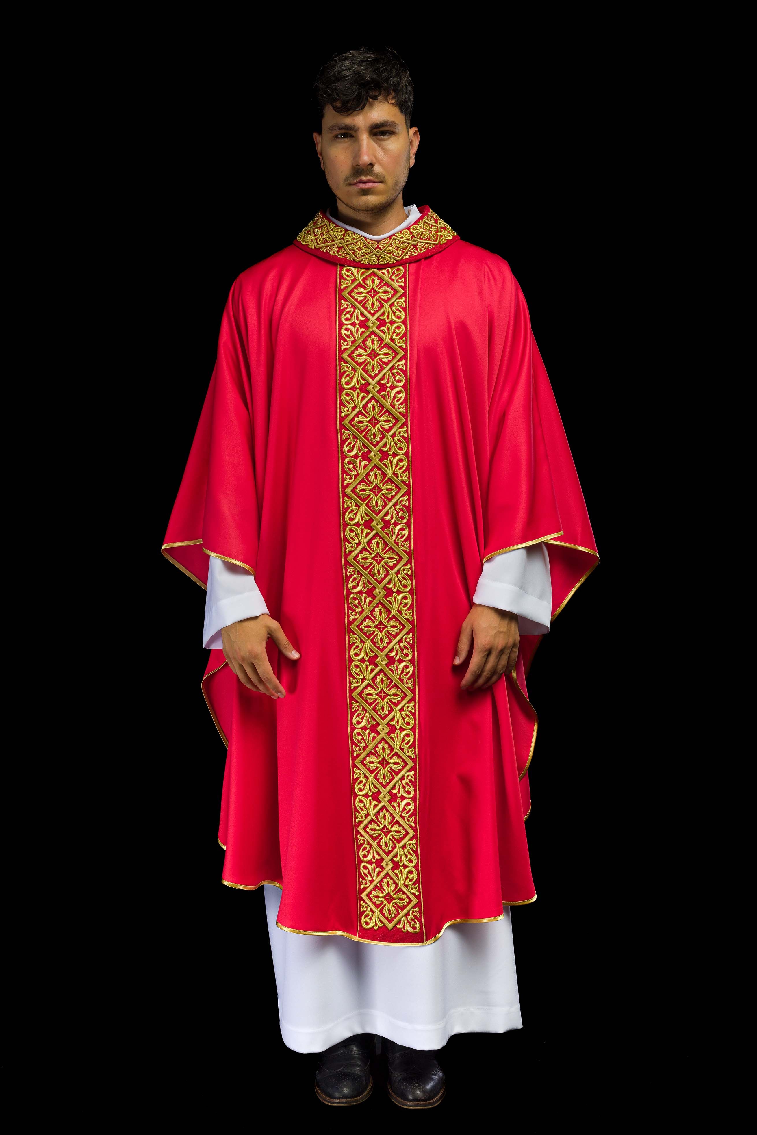 Casulla roja ricamente bordada con motivo floral y cruces