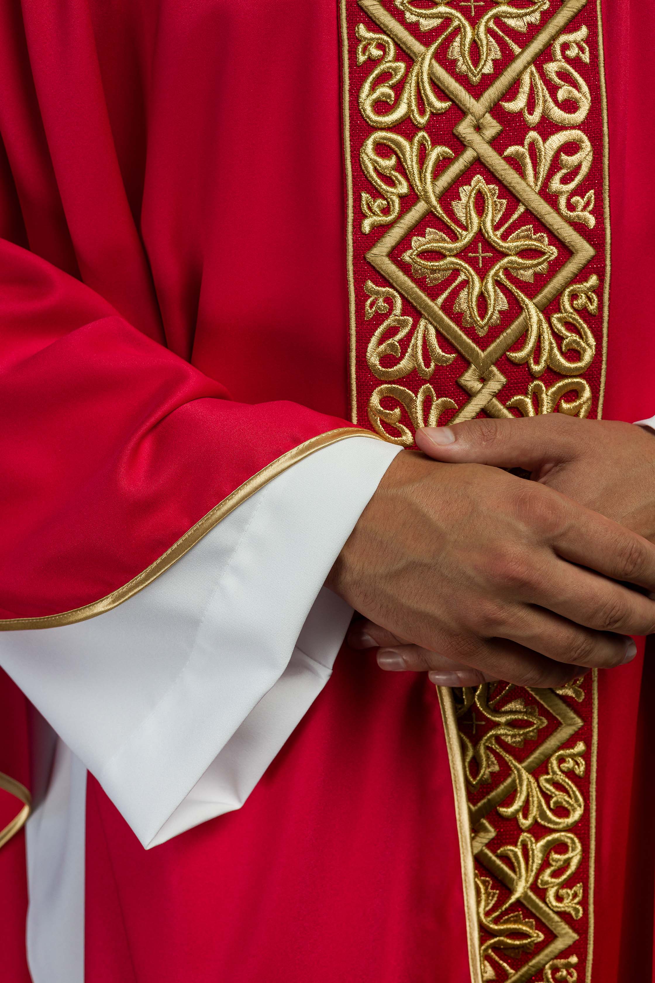 Casulla roja ricamente bordada con motivo floral y cruces