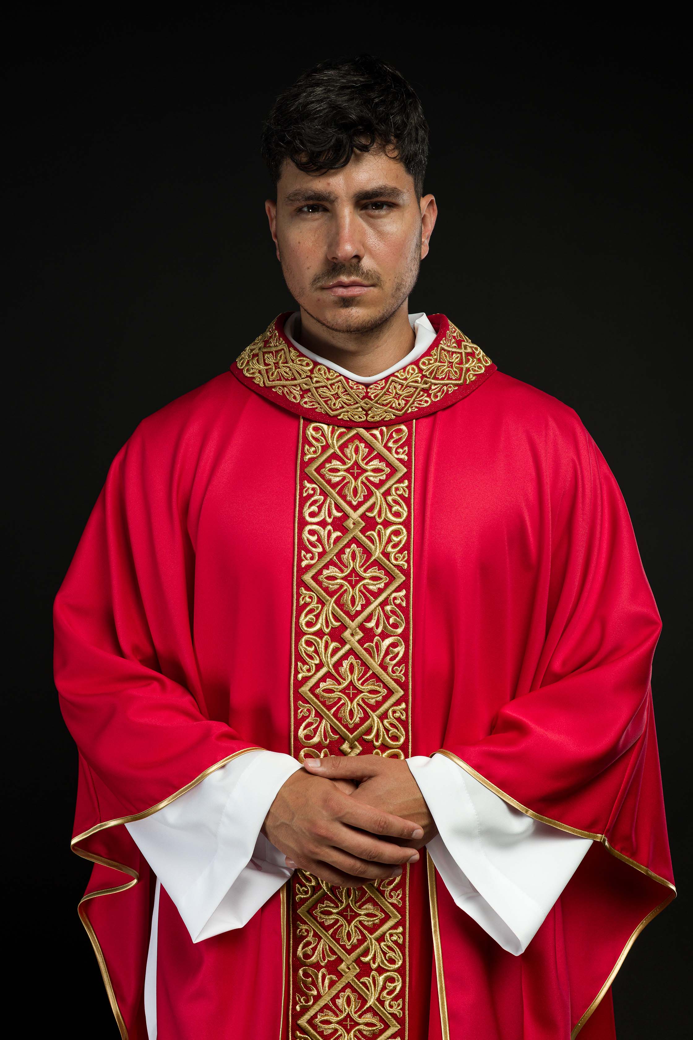Casulla roja ricamente bordada con motivo floral y cruces