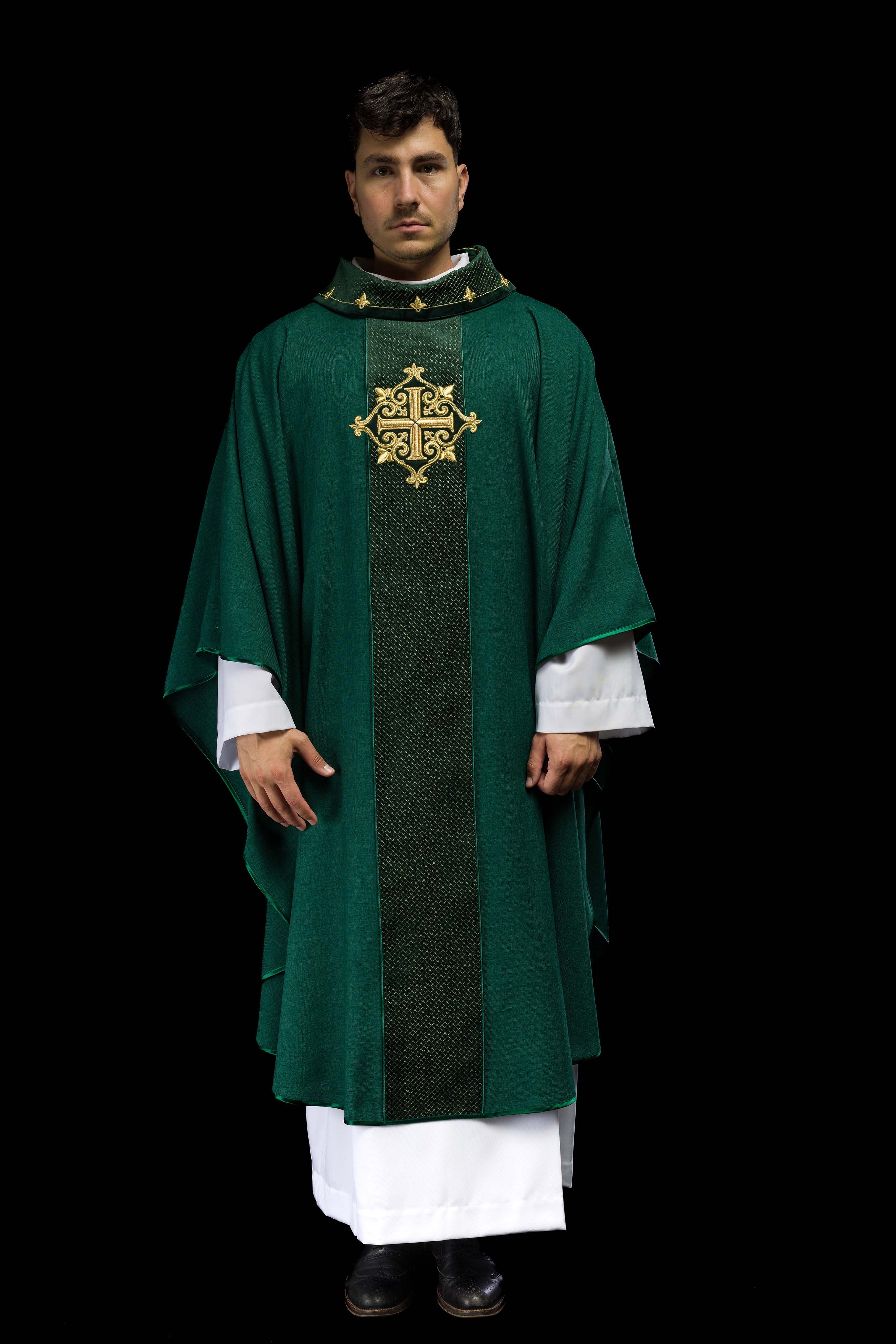 Casulla verde con galón terciopelo ricamente bordado Cruz