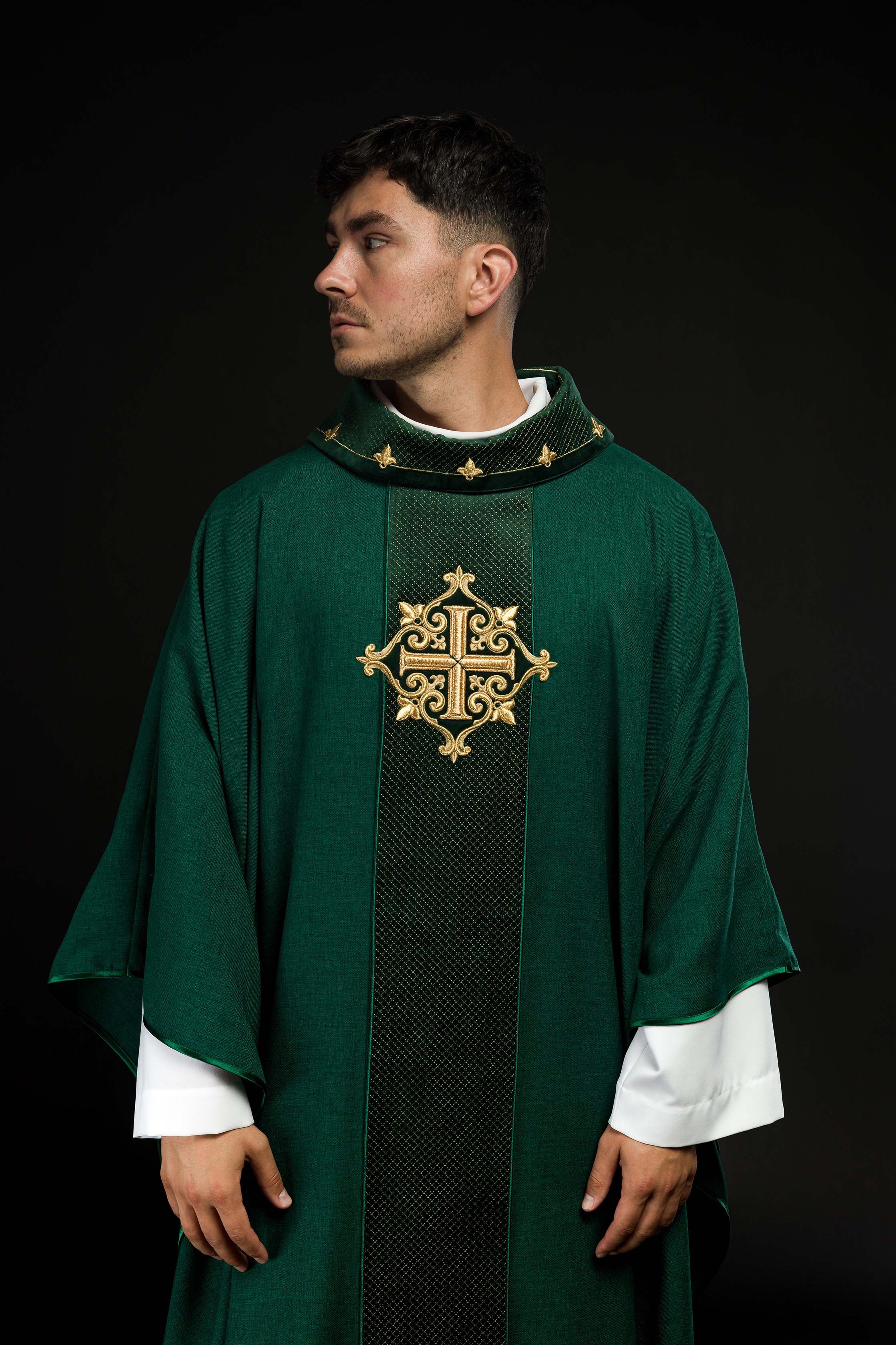 Casulla verde con galón terciopelo ricamente bordado Cruz
