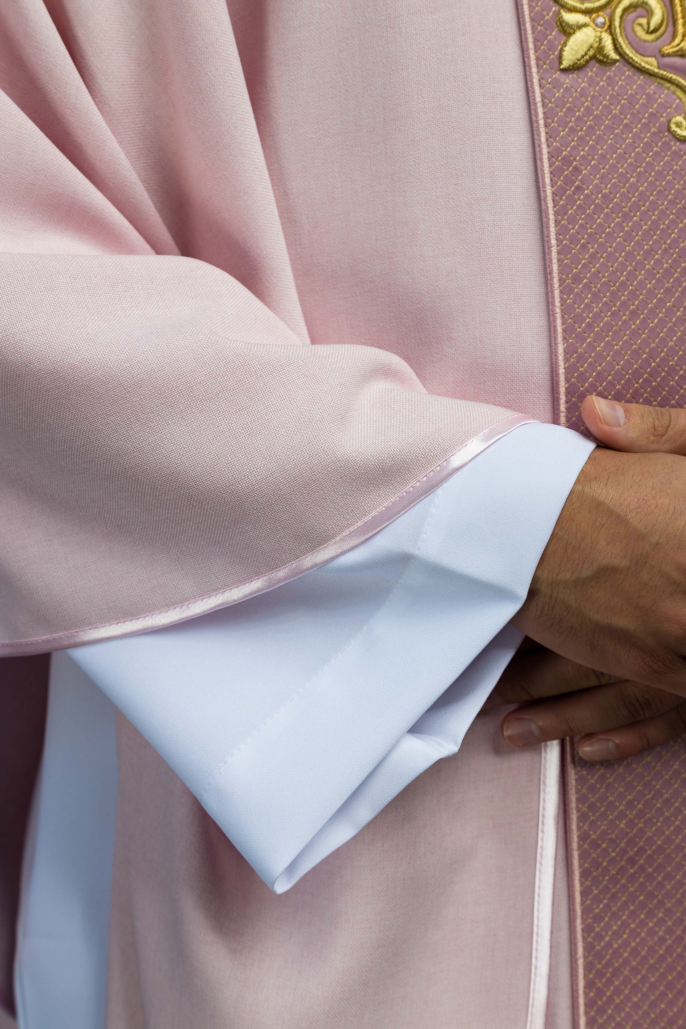 Casulla rosa con galón terciopelo ricamente bordado Cruz