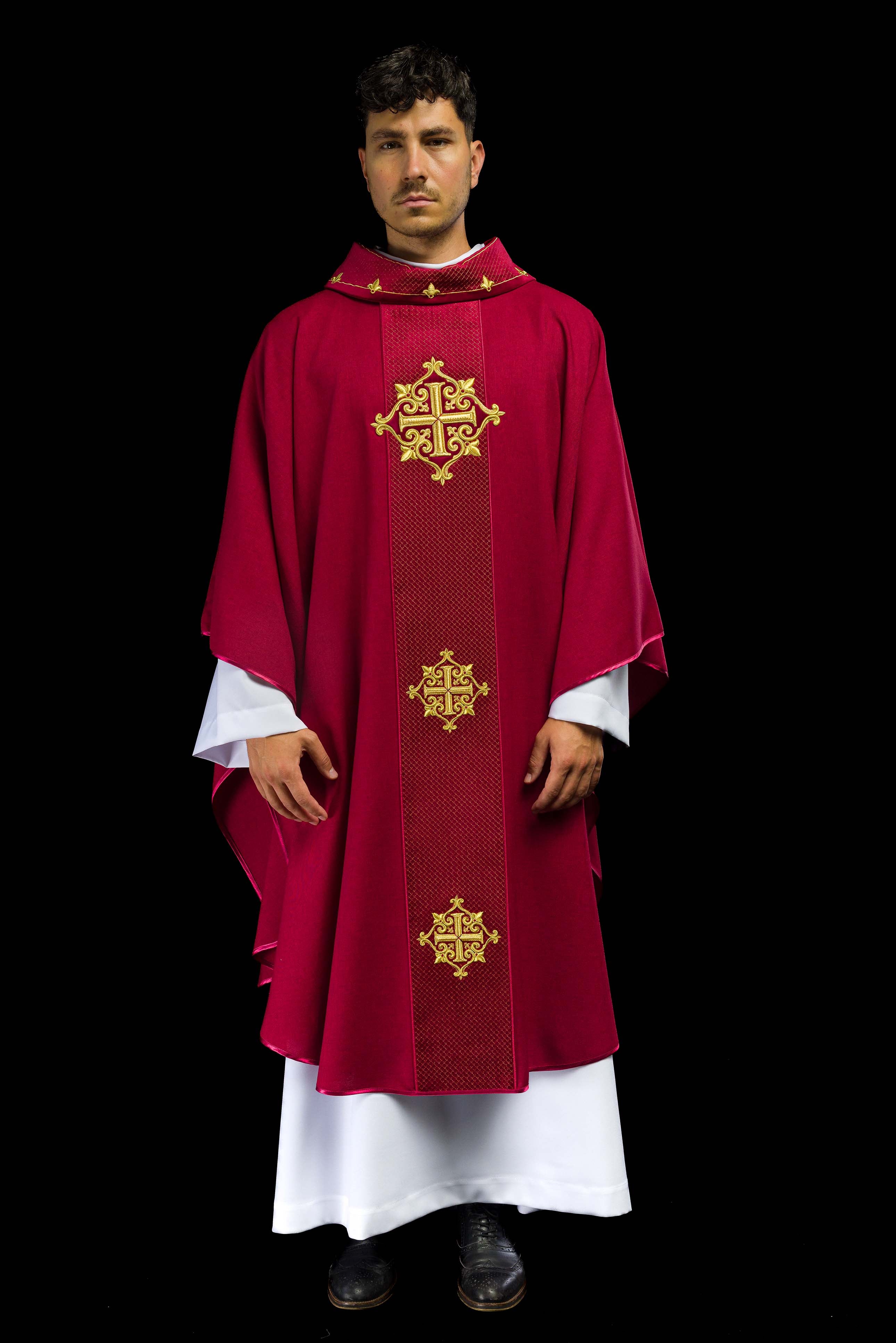 Casulla roja con galón terciopelo ricamente bordado Cruces