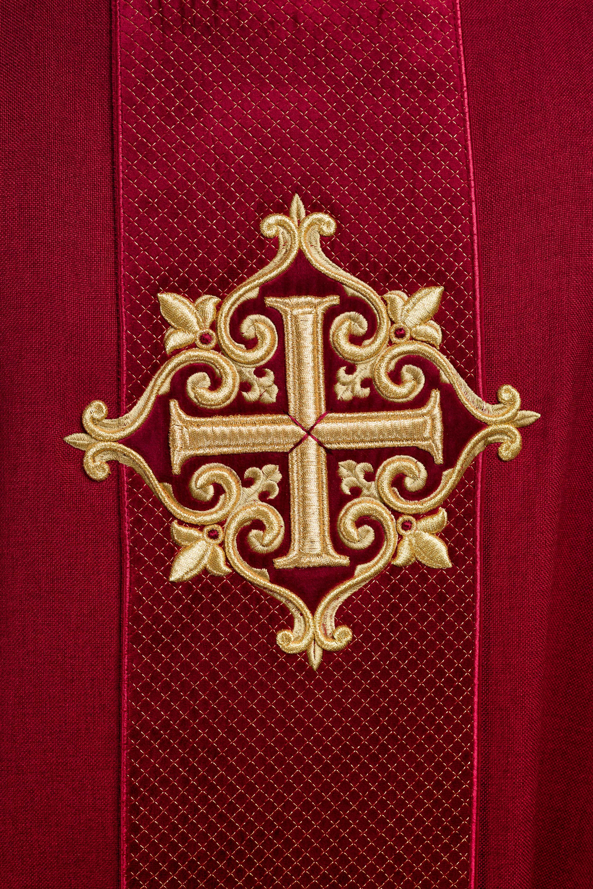 Casulla roja con galón terciopelo ricamente bordado Cruces