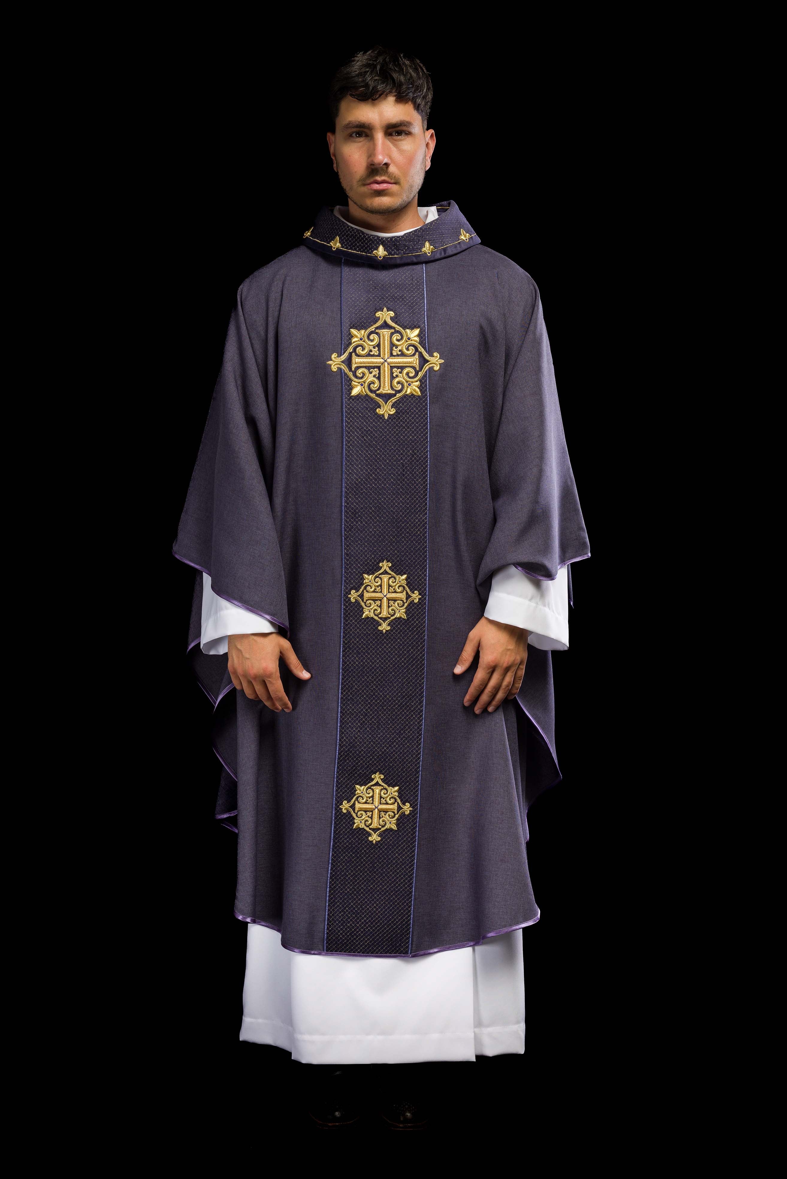 Casulla morada con galón terciopelo ricamente bordado Cruces