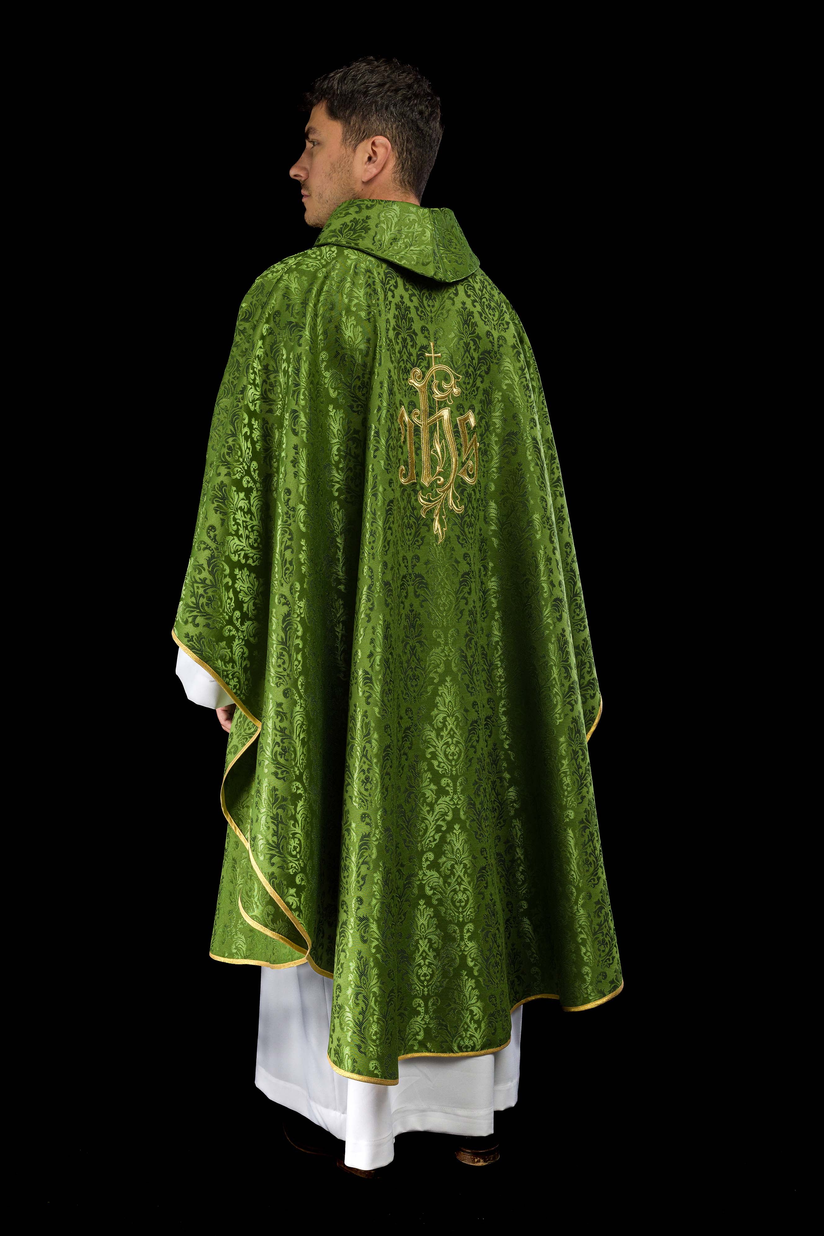 Casulla verde con motivo IHS bordado en tela decorativa