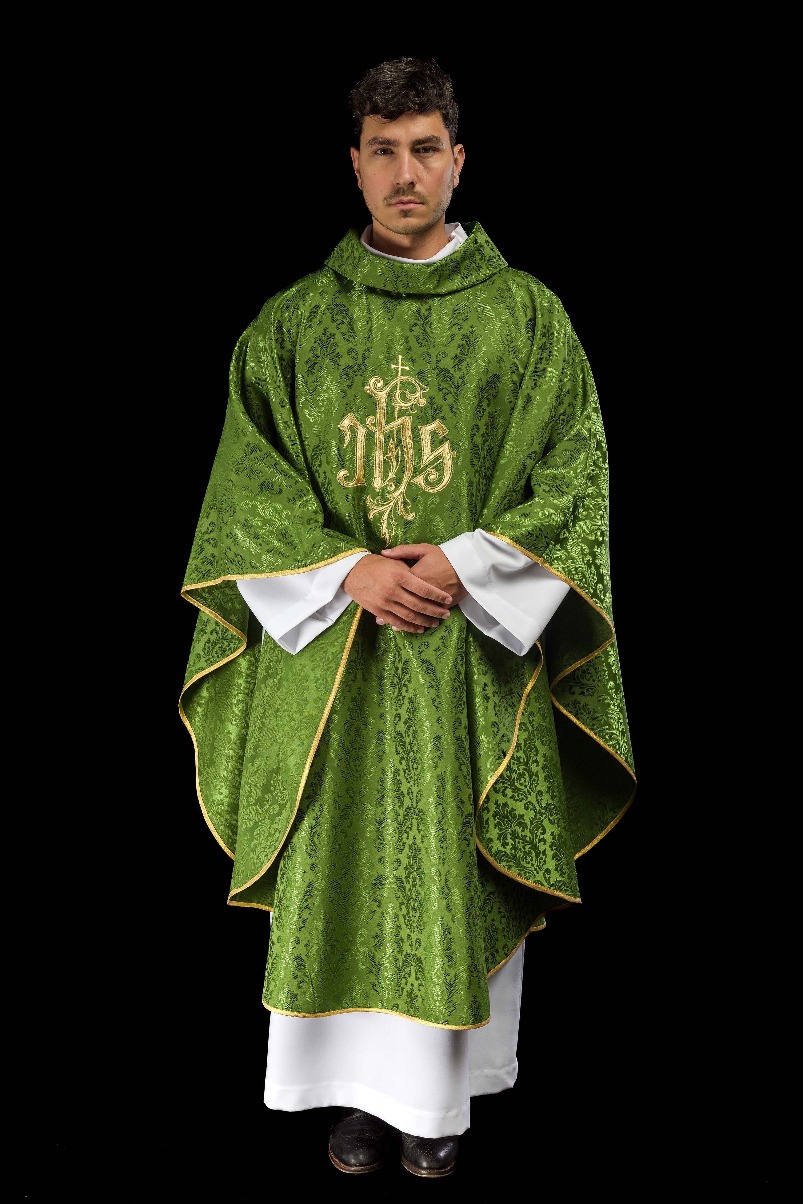 Casulla verde con motivo IHS bordado en tela decorativa