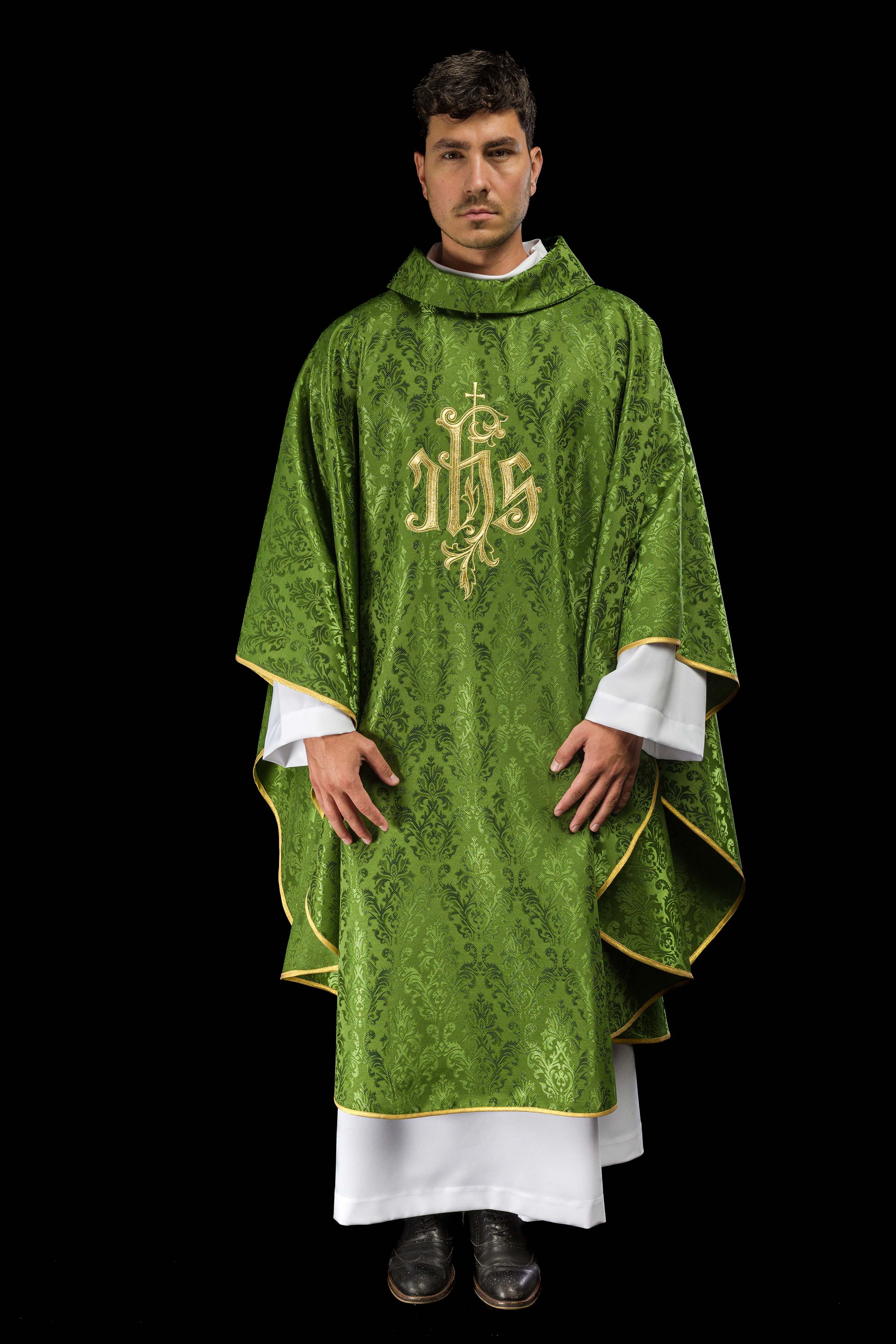 Casulla verde con motivo IHS bordado en tela decorativa