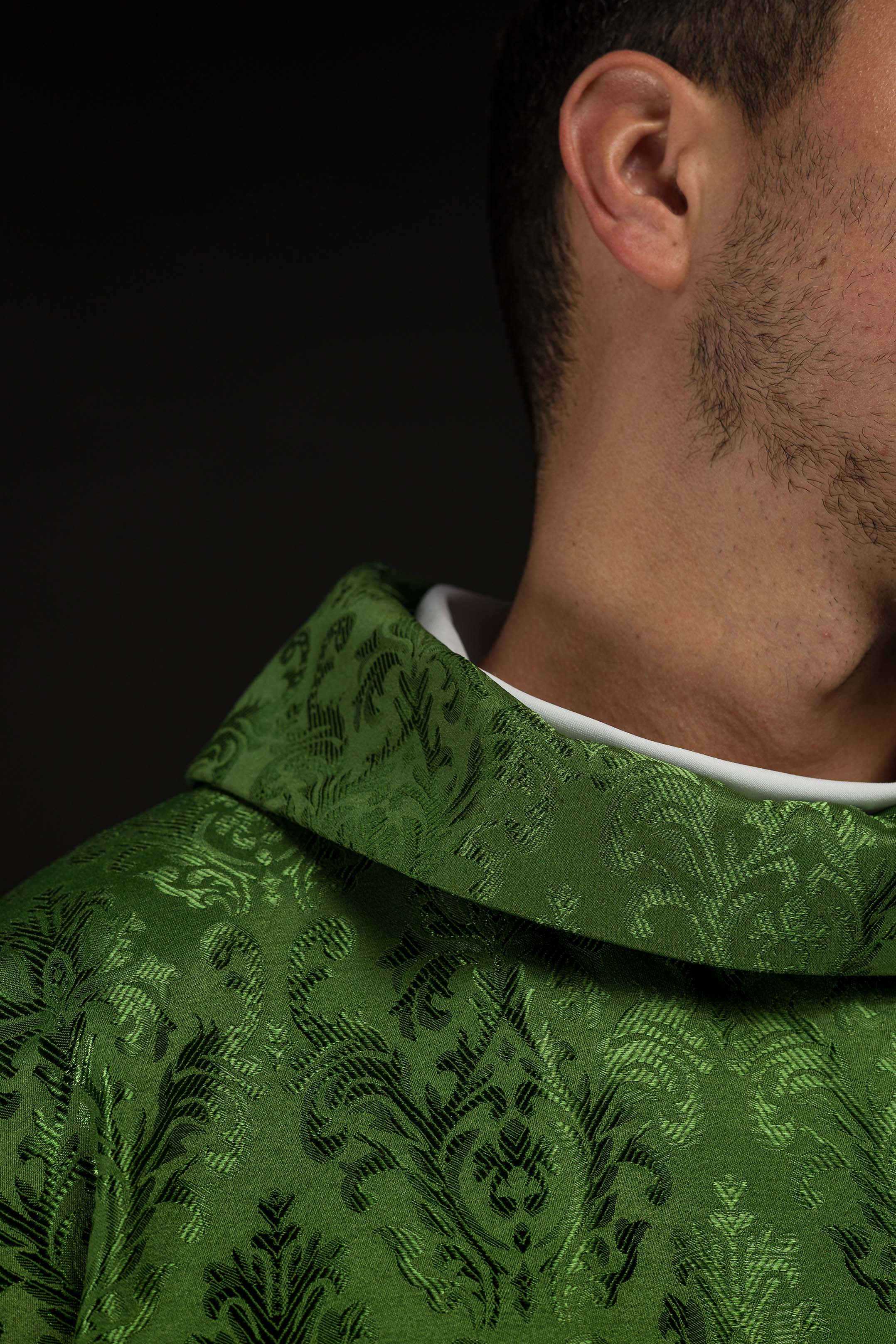 Casulla verde con motivo IHS bordado en tela decorativa