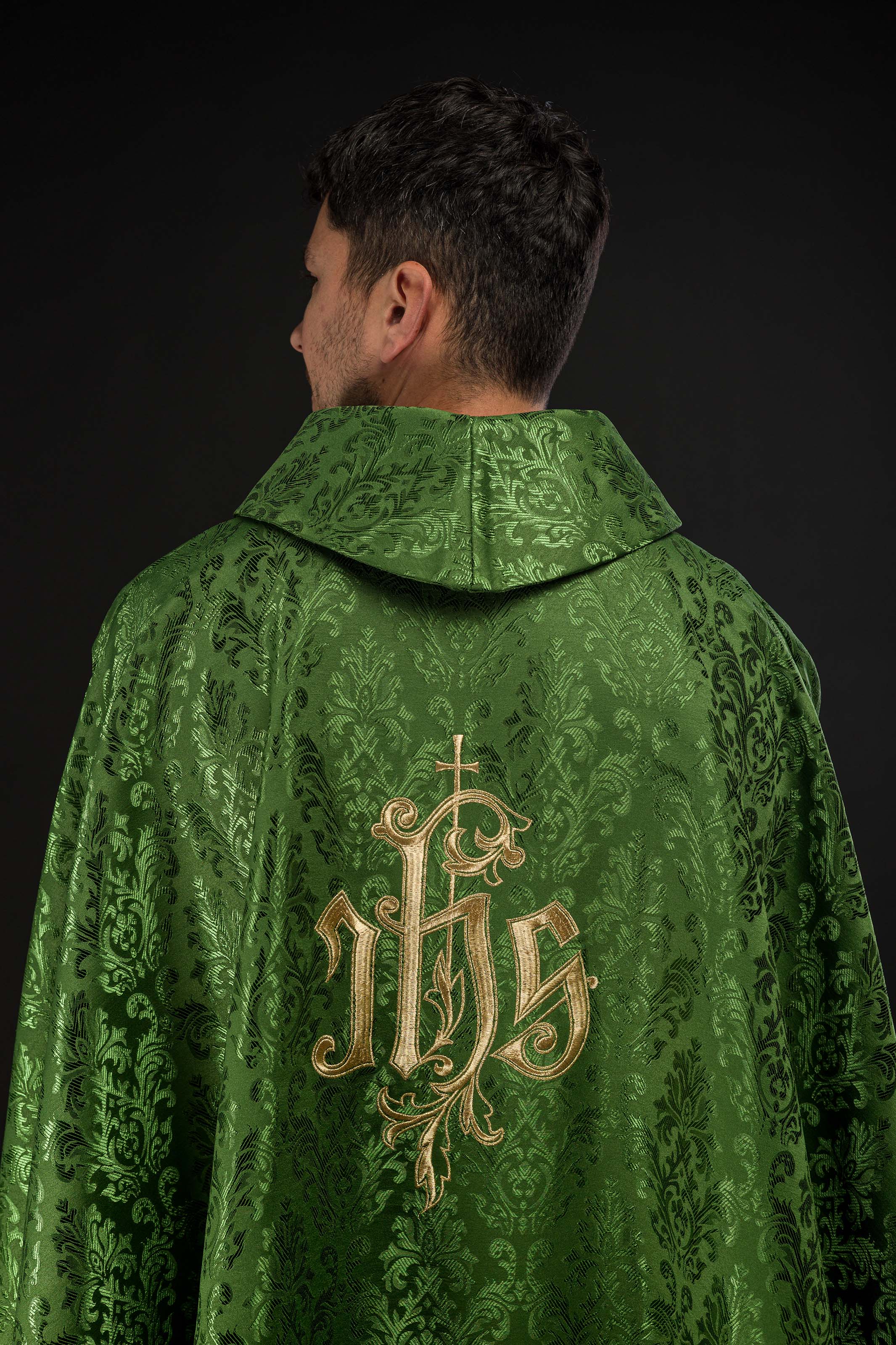 Casulla verde con motivo IHS bordado en tela decorativa