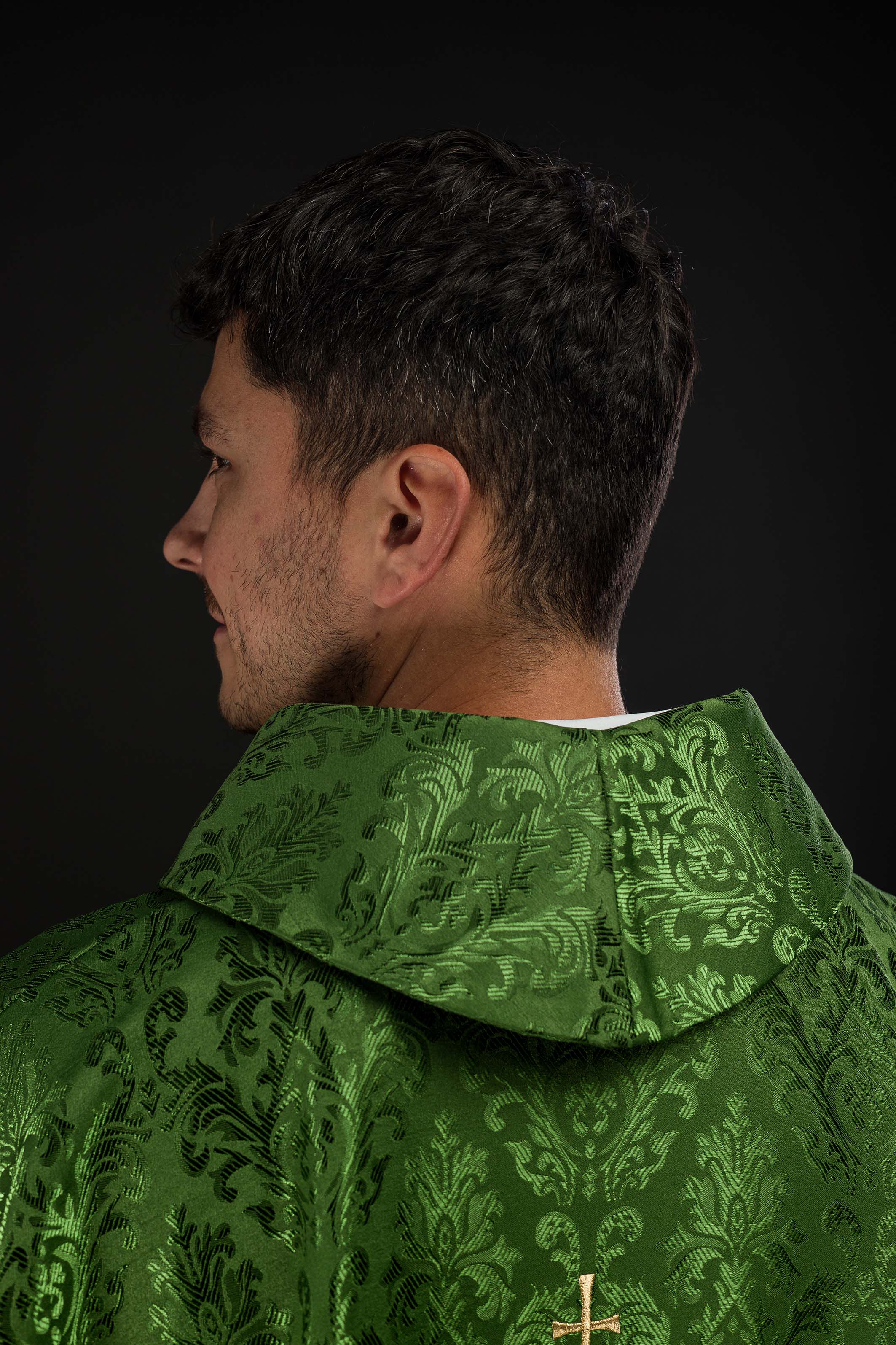 Casulla verde con motivo IHS bordado en tela decorativa