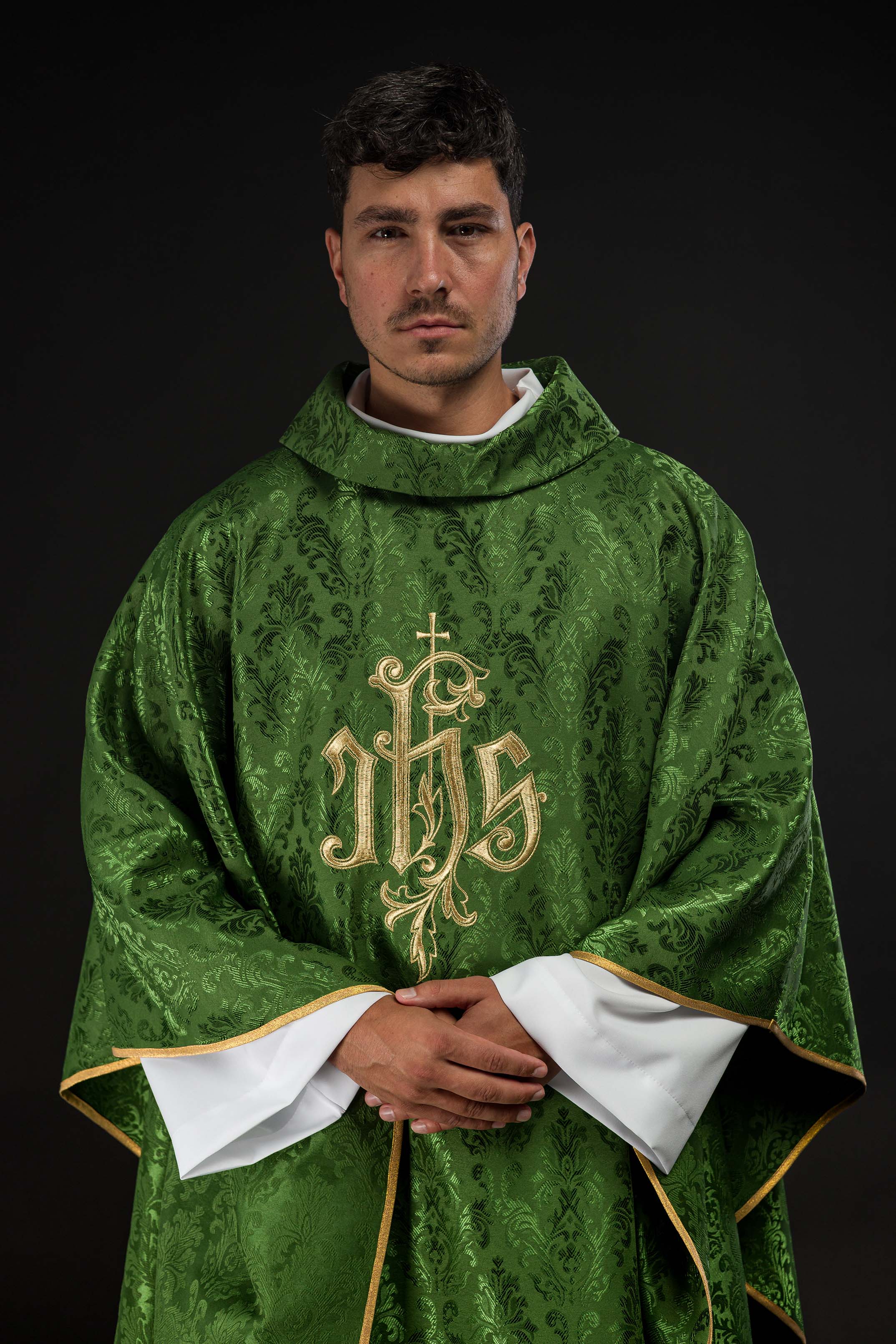 Casulla verde con motivo IHS bordado en tela decorativa